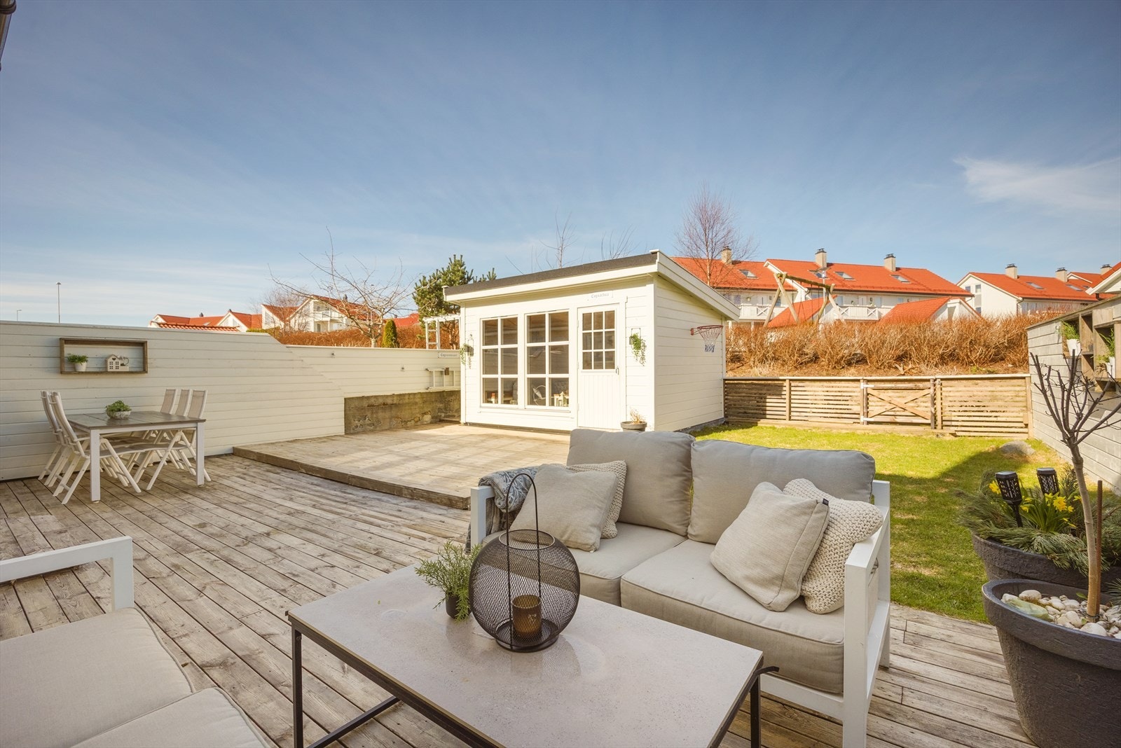 Bakhagen er pent opparbeidet med terrasse og hage, samt en koselig vinterhage. Galleribilde