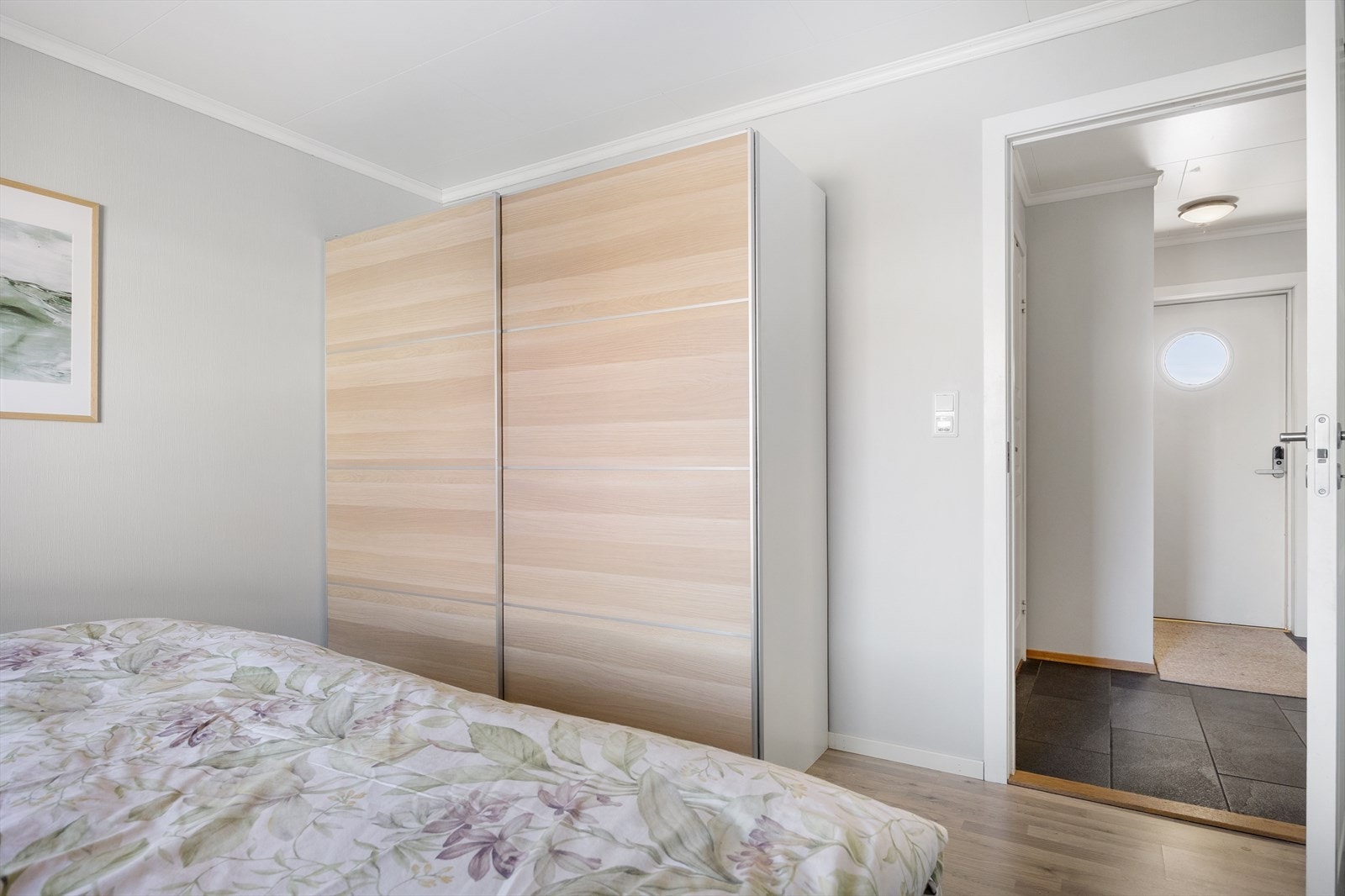 Soverommet er innredet med skyvedørsgarderobe som byr på gode oppbevaringsmuligheter. Galleribilde