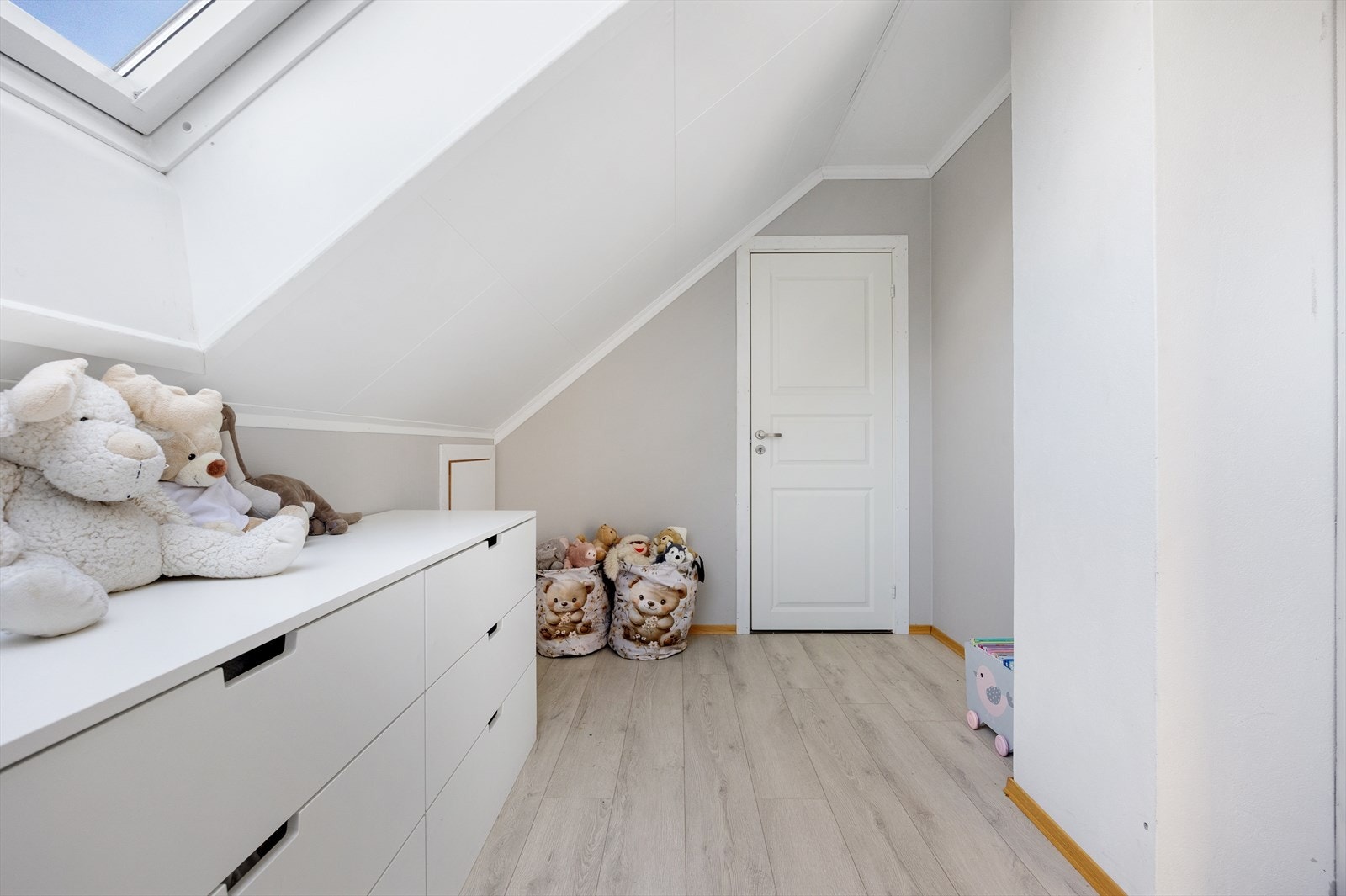 Fra soverommet er det tilkomst til en romslig bod for ekstra oppbevaring. Galleribilde