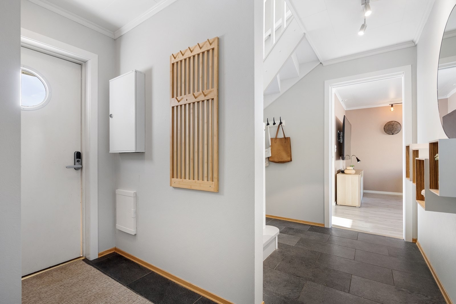 Entreen måler 10,4 m² og har god plass til oppbevaring av sko- og yttertøy. Galleribilde