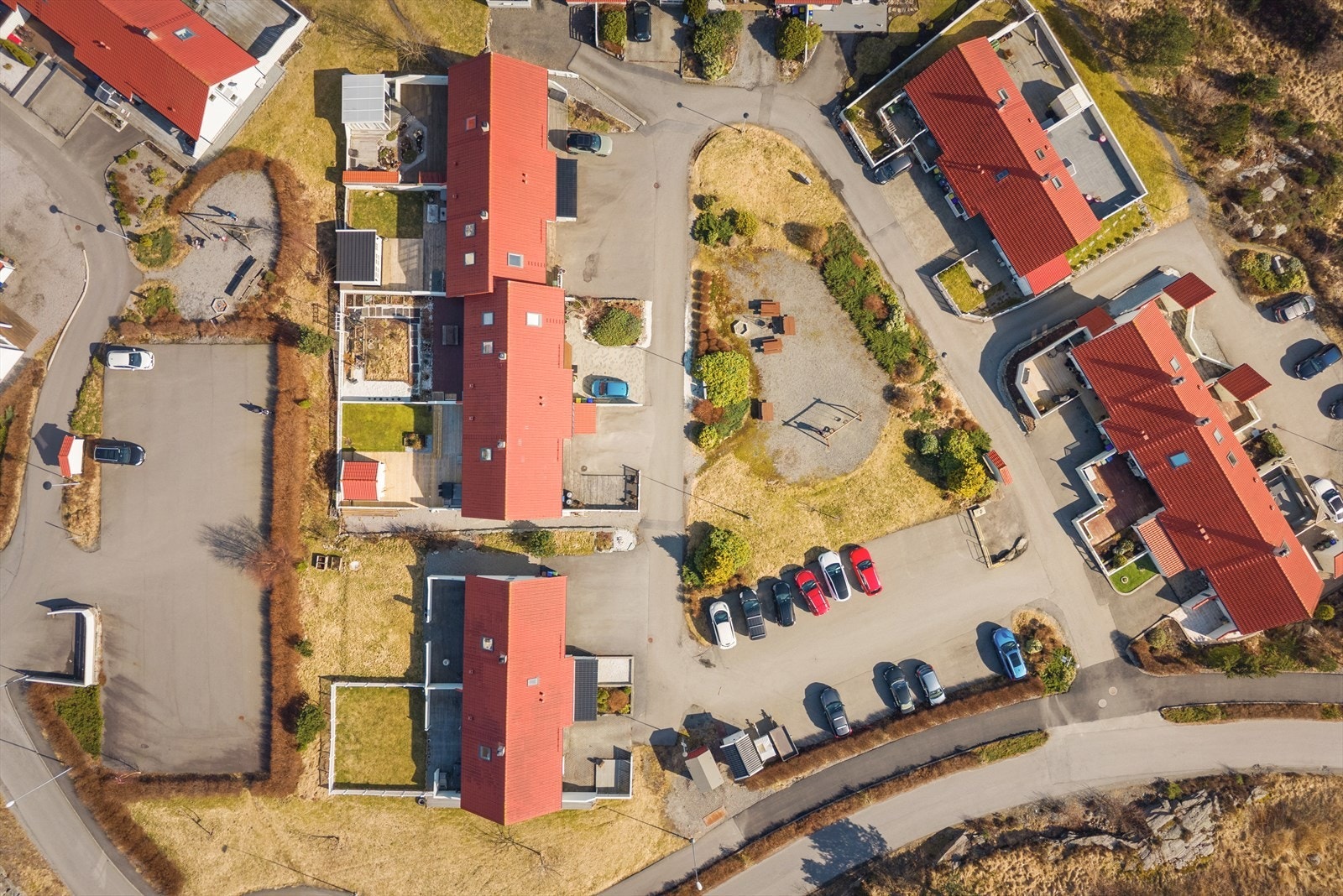 Valderhaug er et koselig og rolig tun med fine fellesområder og lite trafikk. Galleribilde