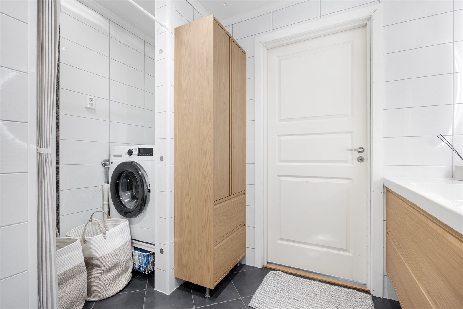 Egen del på badet med opplegg for vaskemaskin/tørketrommel. Galleribilde