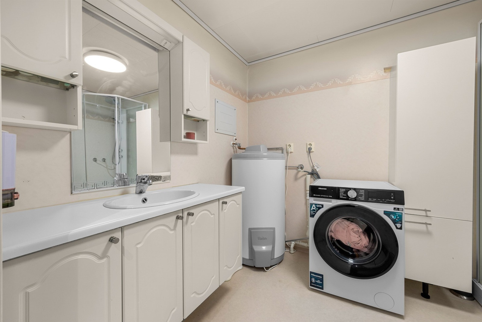 Badet er utstyrt med en nyere varmtvannsbereder, men det må også forventes yttligere oppgraderinger - Se takstrapport. Galleribilde