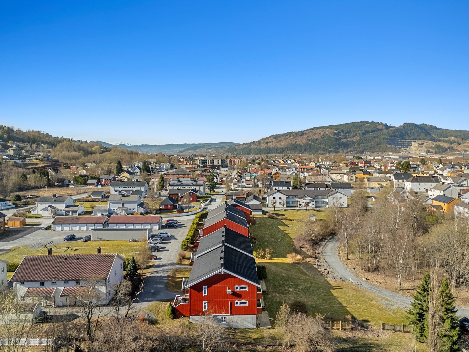 Nerøra, som er den eldste delen av Orkanger. Området har en blanding av tett trehusbebyggelse med mange verneverdige bygg og er like ved fjorden. Galleribilde