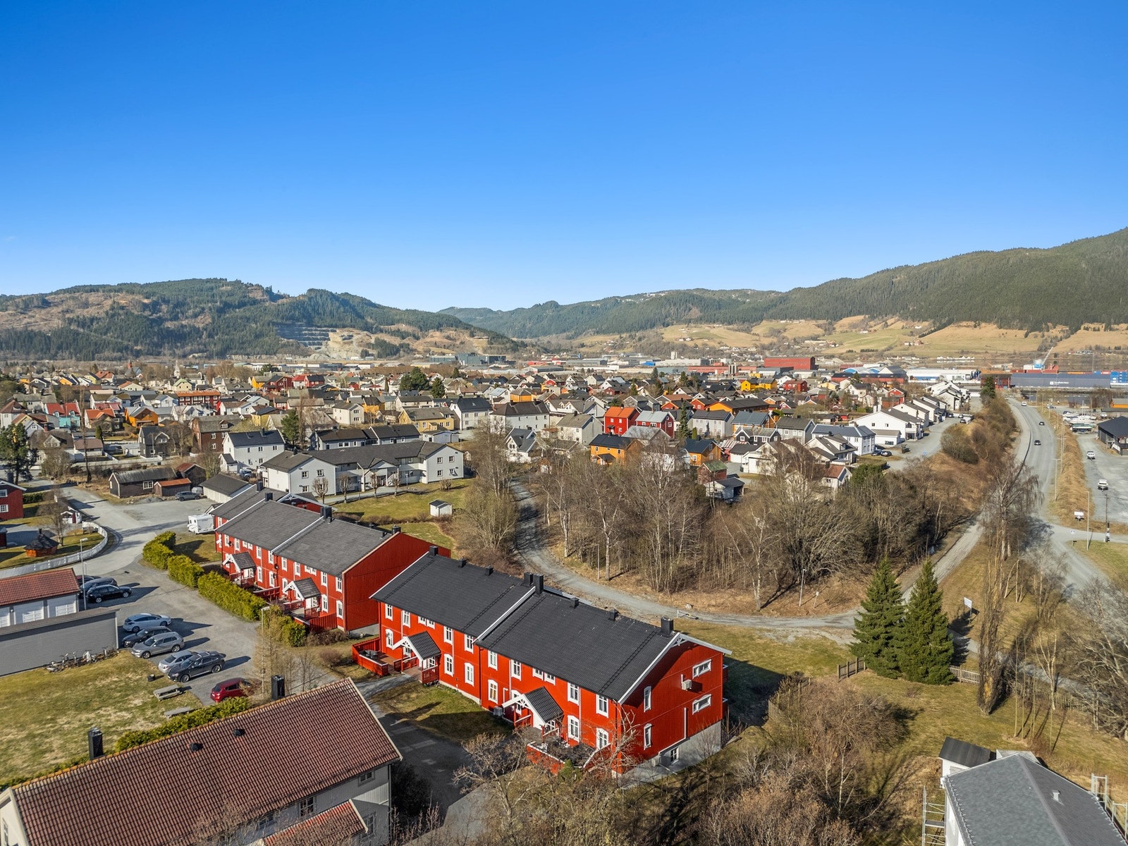 Parkering har du på utvendig oppstillingsplass og det er mulighet til å sette opp garasje ved søknad. Galleribilde