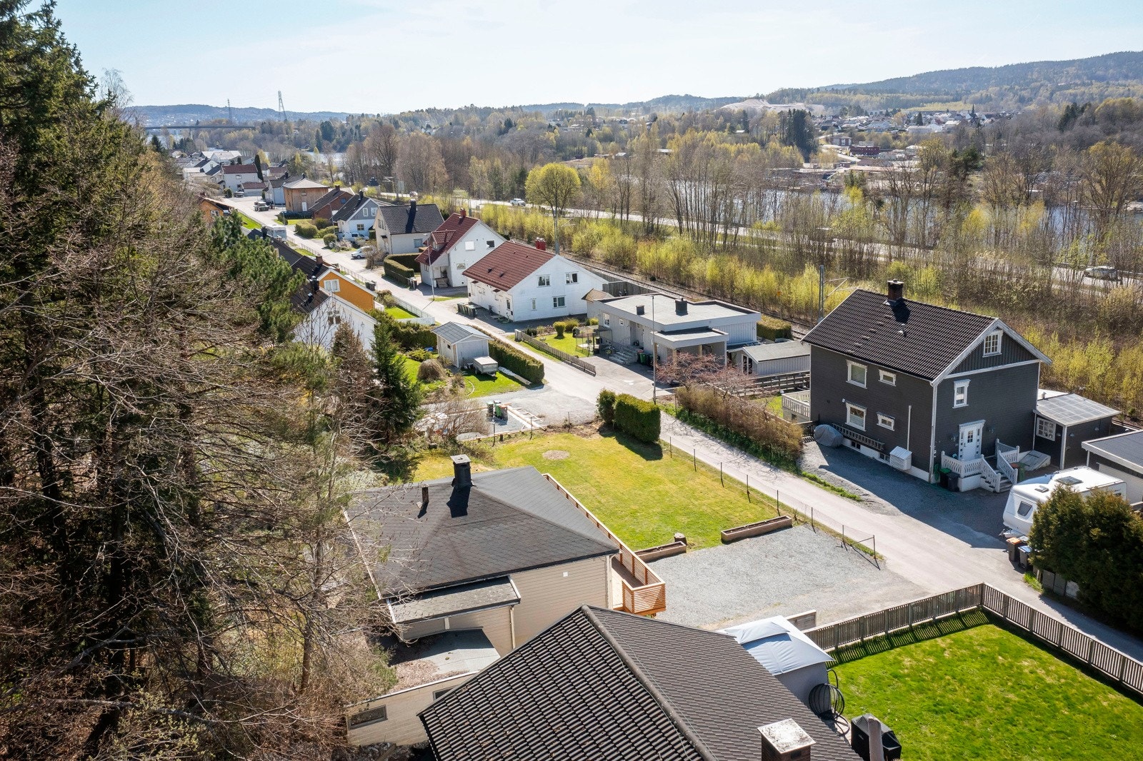 Kort vei til både Skien og Porsgrunn. Beliggenheten gir god tilgang til begge bysentre, med et godt veinett som gjør pendling og ærender ukomplisert Galleribilde