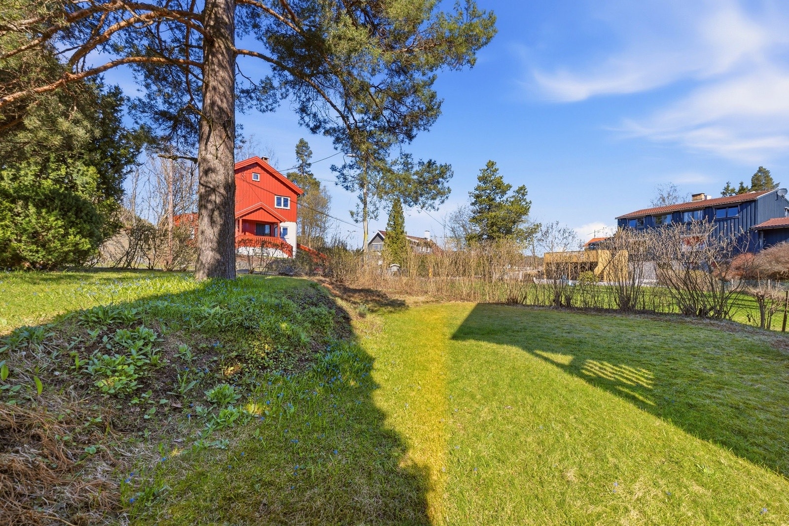 Boligen har en frodig og grønn hage, omkranset av beplantning som gir gode skjermingsforhold og et privat, hyggelig uteområde. Galleribilde
