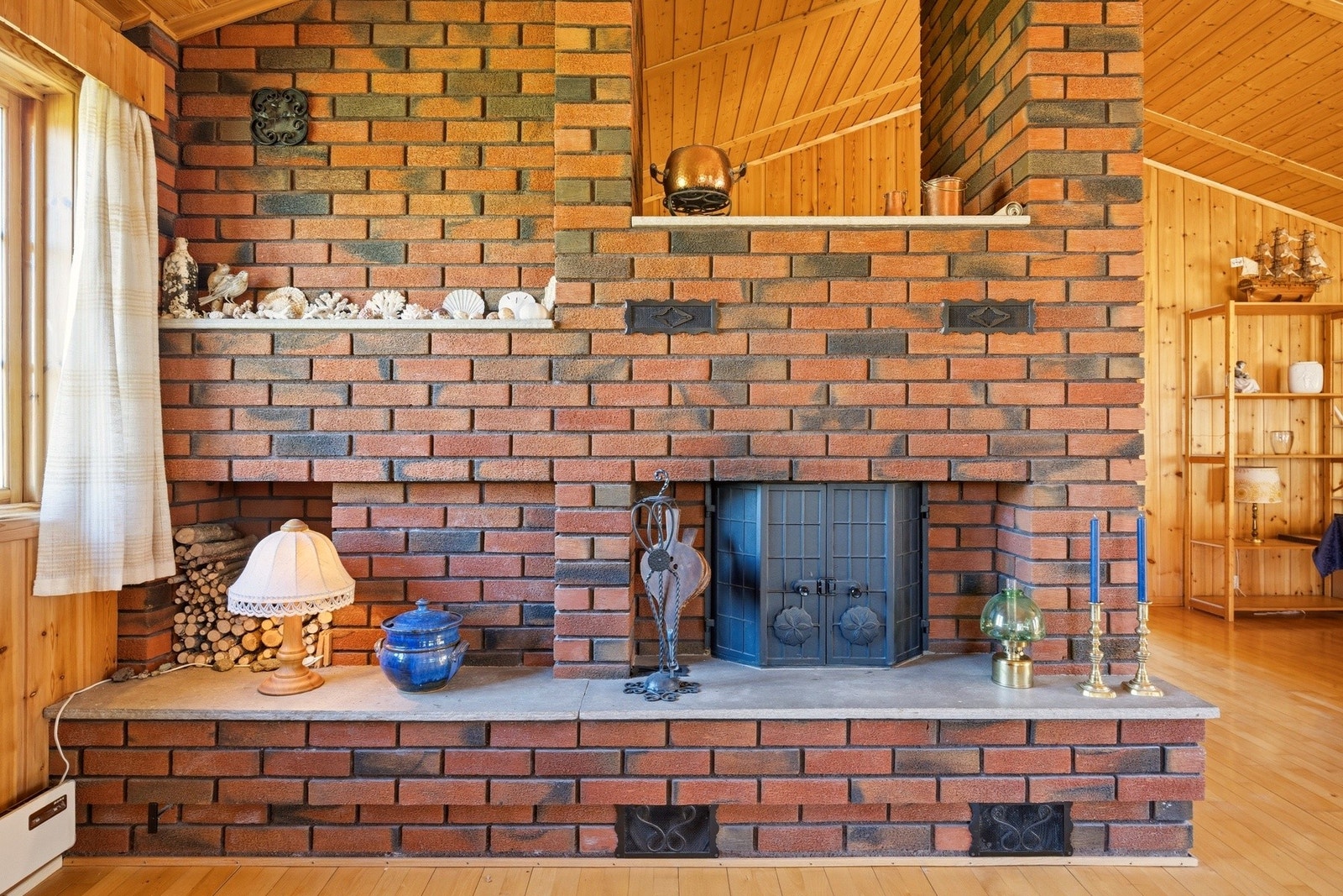 Sentralt i rommet er det en peis, som byr på ekstra varme og hygge på kalde dager. Galleribilde