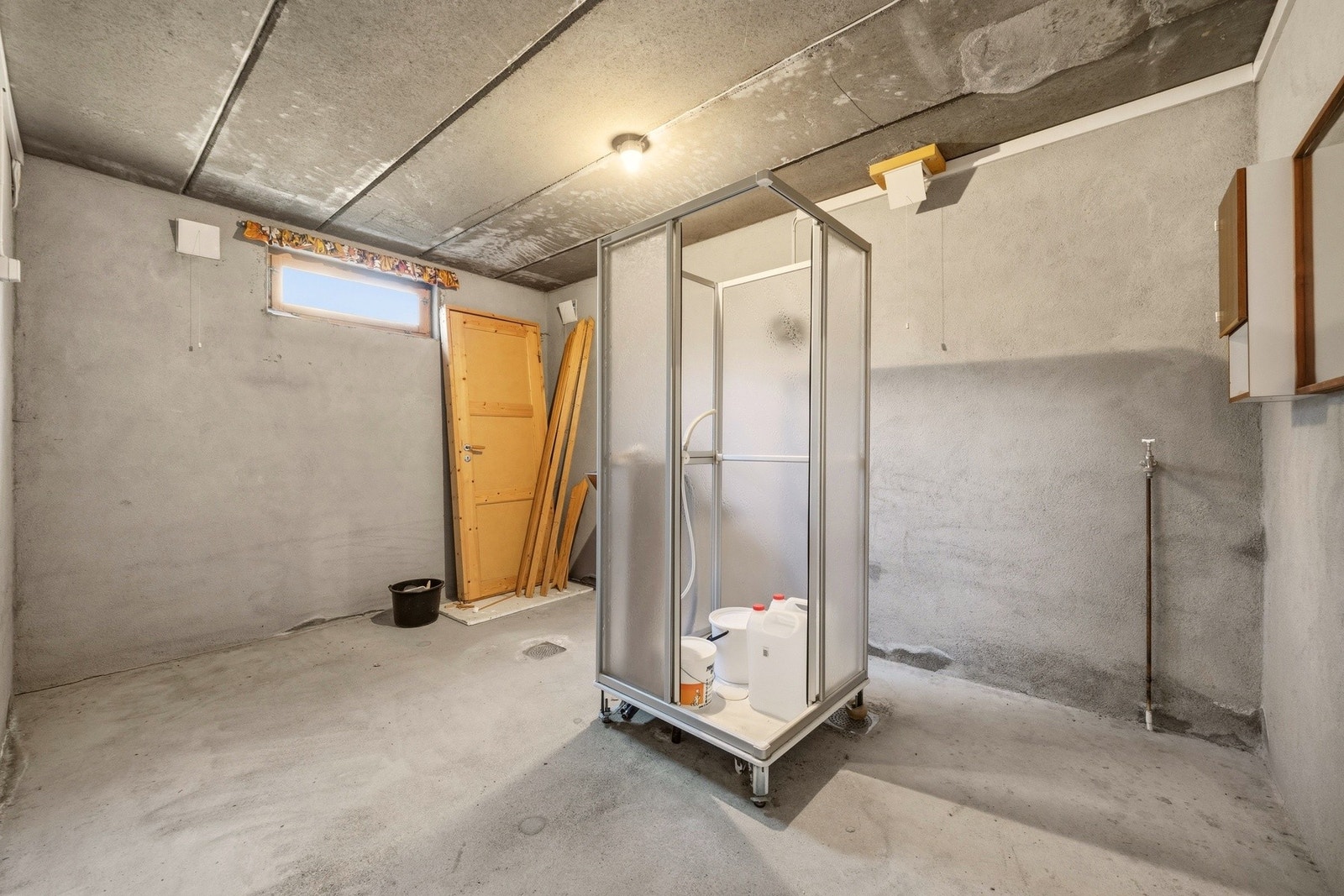 Romslig vaskerom med opplegg for vaskemaskin og tørketrommel. Galleribilde