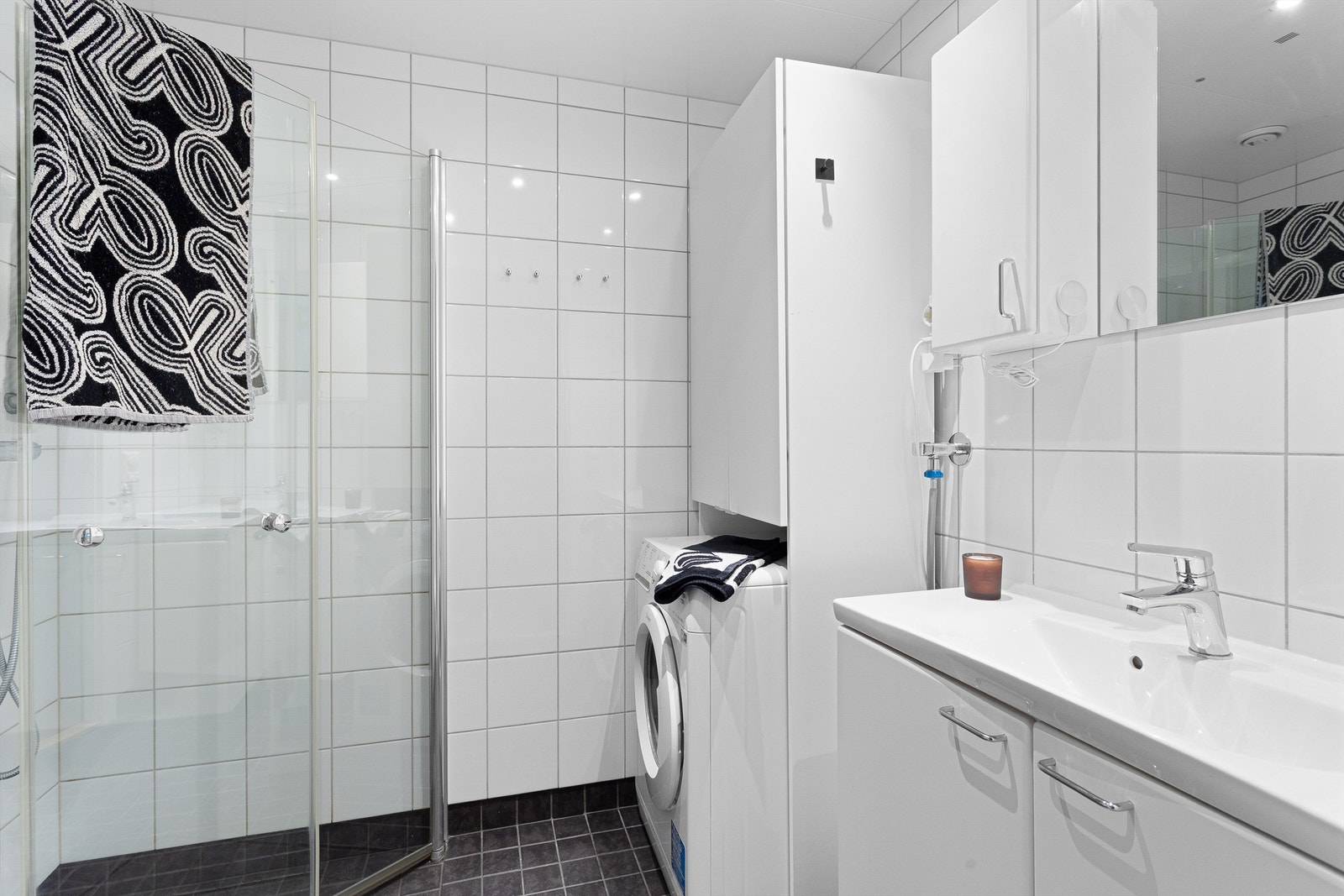 Pent, flislagt bad fra byggeår med gulvvarme og downlights. Opplegg for vaskemaskin. Galleribilde