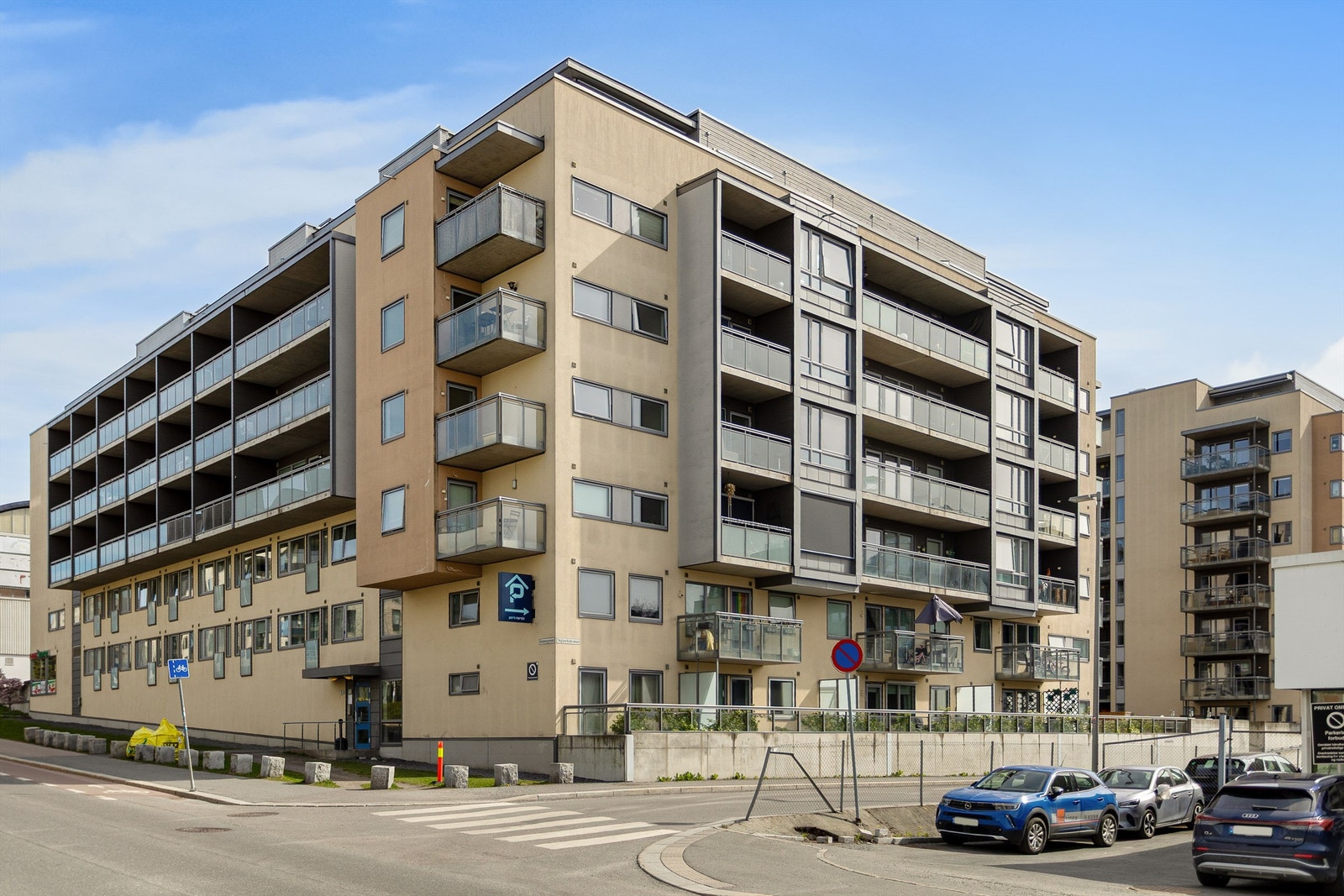 Gla'enga Eierseksjonssameie er et veldrevet sameie fra 2012. Ensjø T-banestasjon ligger kun 6 minutters gange unna. Galleribilde