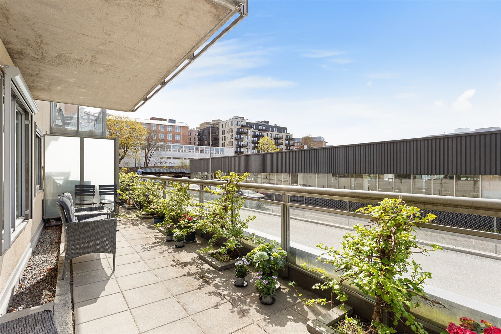 Fra stuen har du utgang til en sydvestvendt terrasse på ca. 20 kvm. Galleribilde