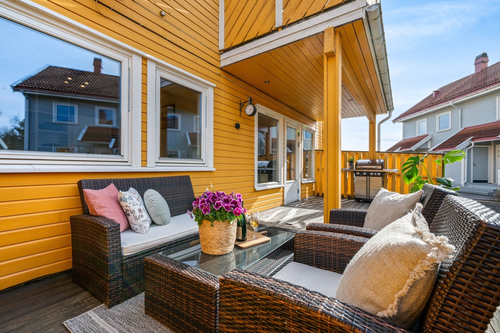 God plass til utemøbler og grill. Her kan du nyte varme sommerdager. Galleribilde