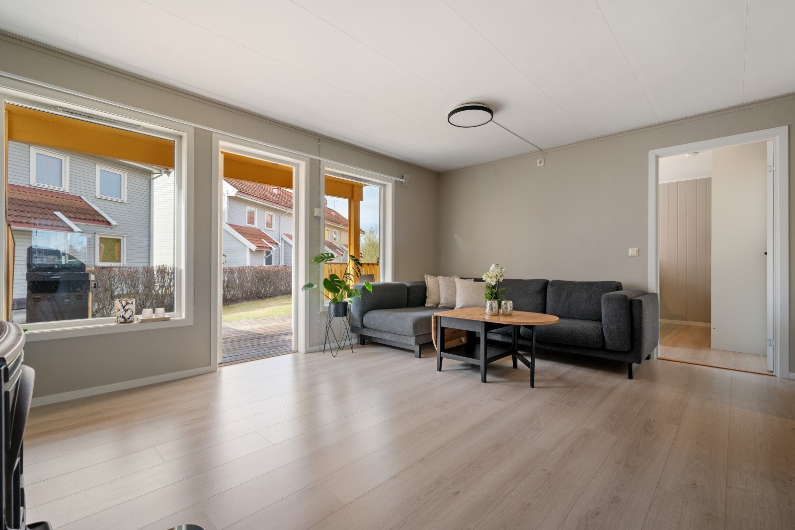 Stuen har god plass til sofagruppe og tilhørende tv-møblement. Galleribilde