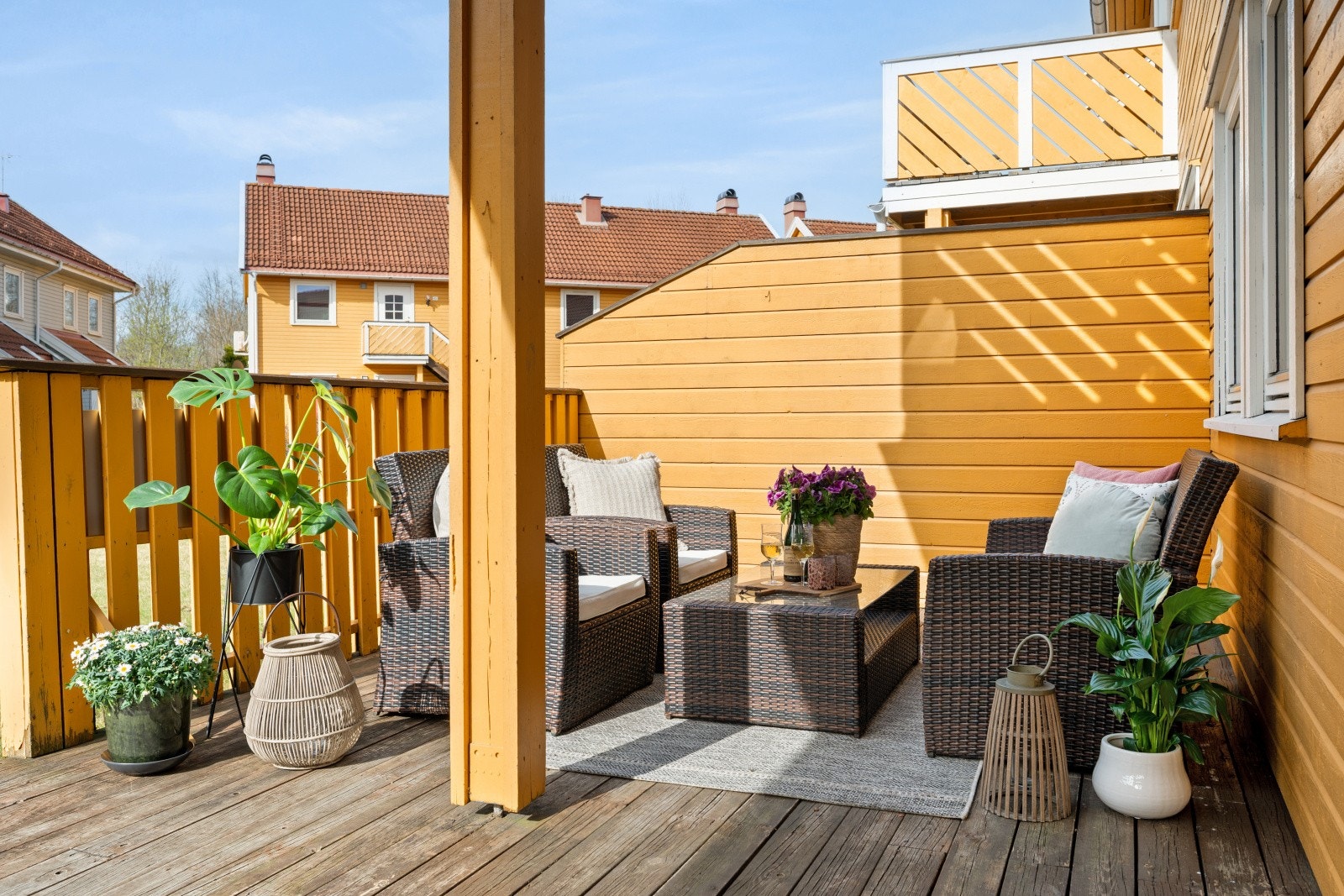 Utgang til en stor solrik terrasse. Galleribilde