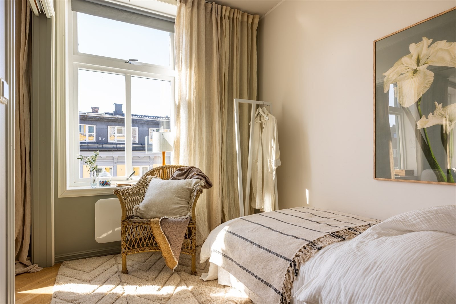 Det er god plass til pult eller annet møblement i tillegg til seng Galleribilde