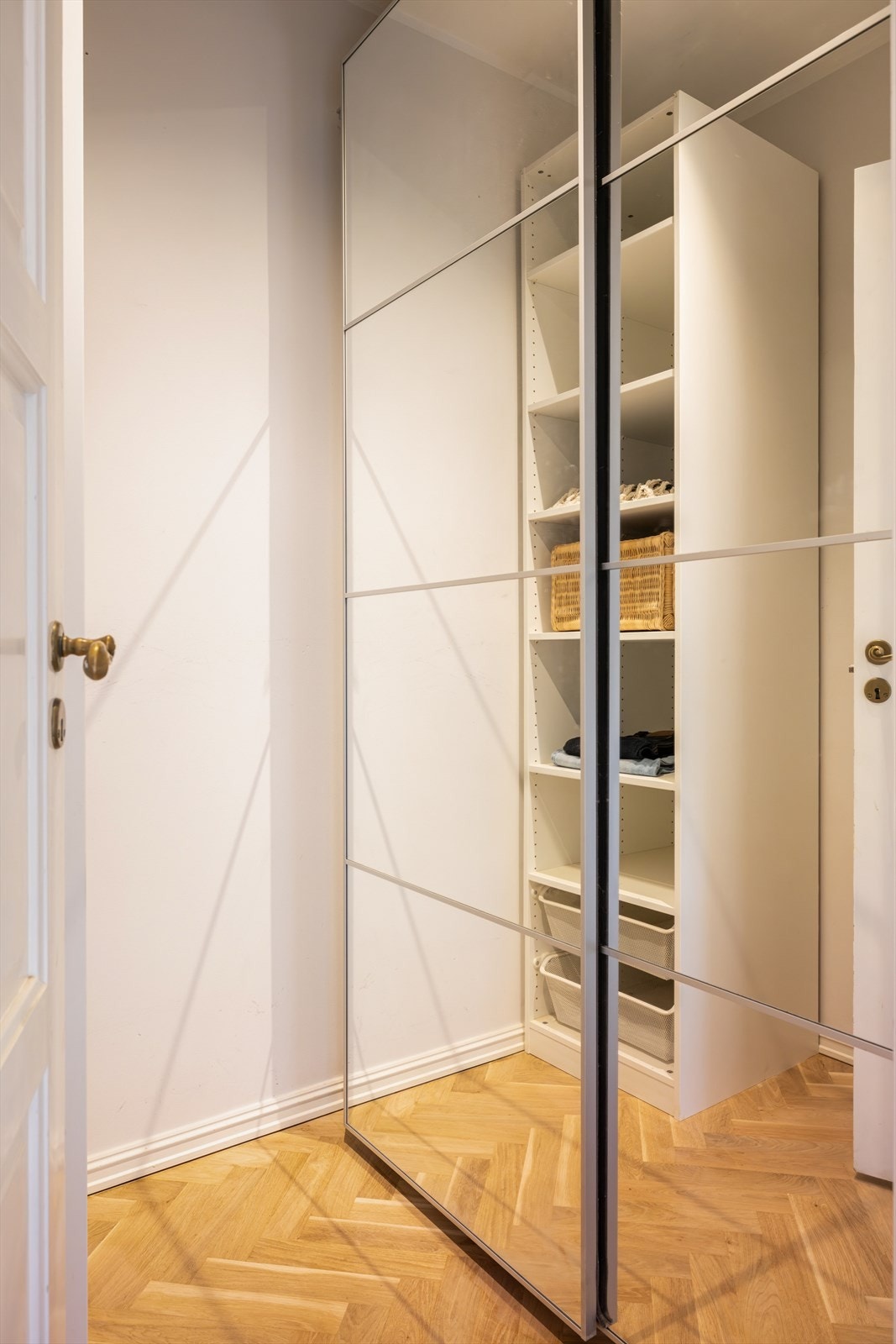 Soverom 1: I tillegg er det adkomst til et meget praktisk omkledningsrom med skyvedørsgarderobe og skap med hyller Galleribilde