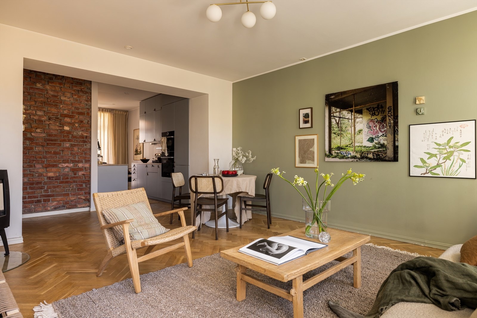 Karakteristisk teglsteinsvegg er hentet frem, og gir et flott særpreg. Det er montert ståldrager i taket ifm. at leiligheten er åpnet opp fra original løsning Galleribilde