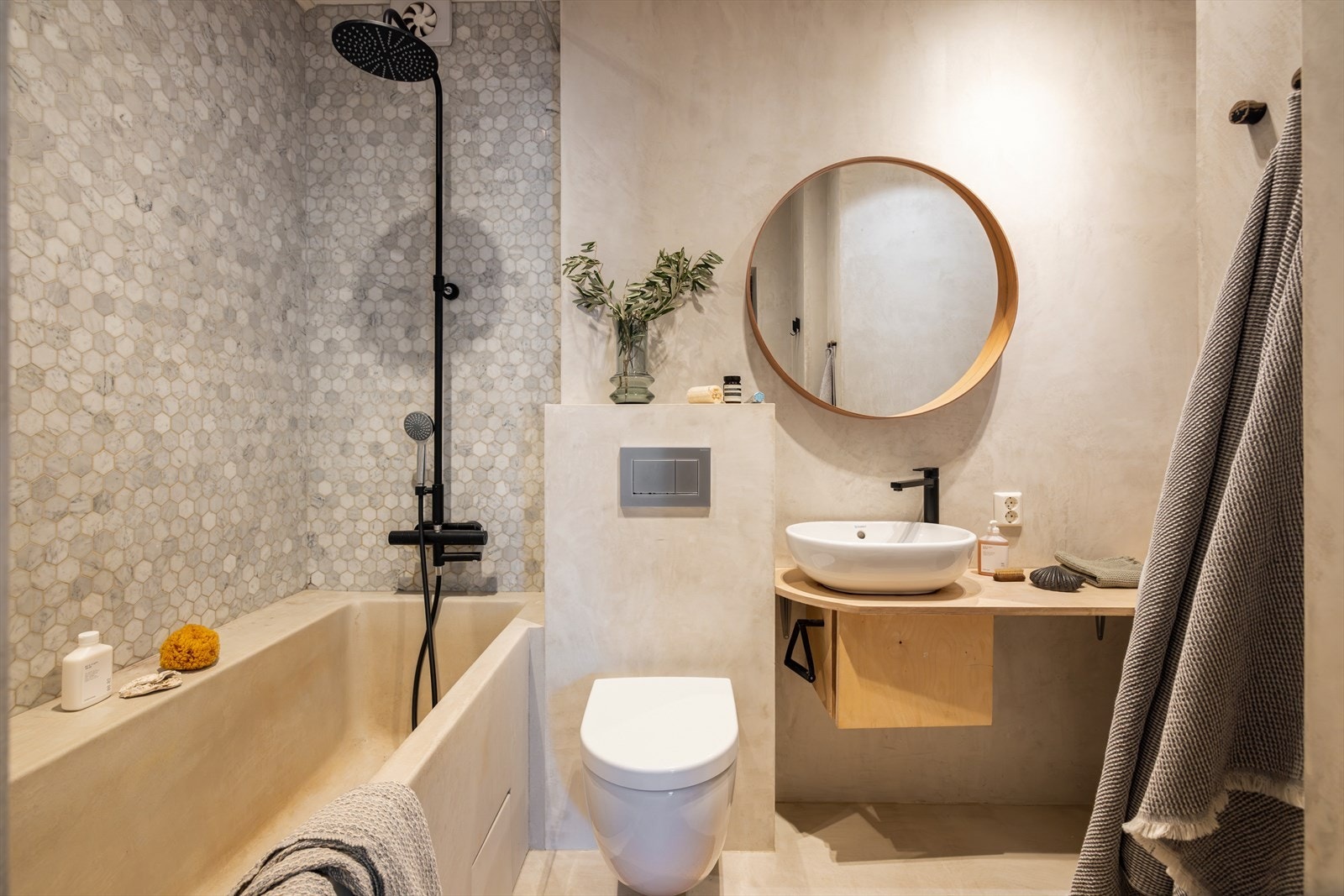 Innebygget badekar i mikrosement. Veggmontert WC Galleribilde