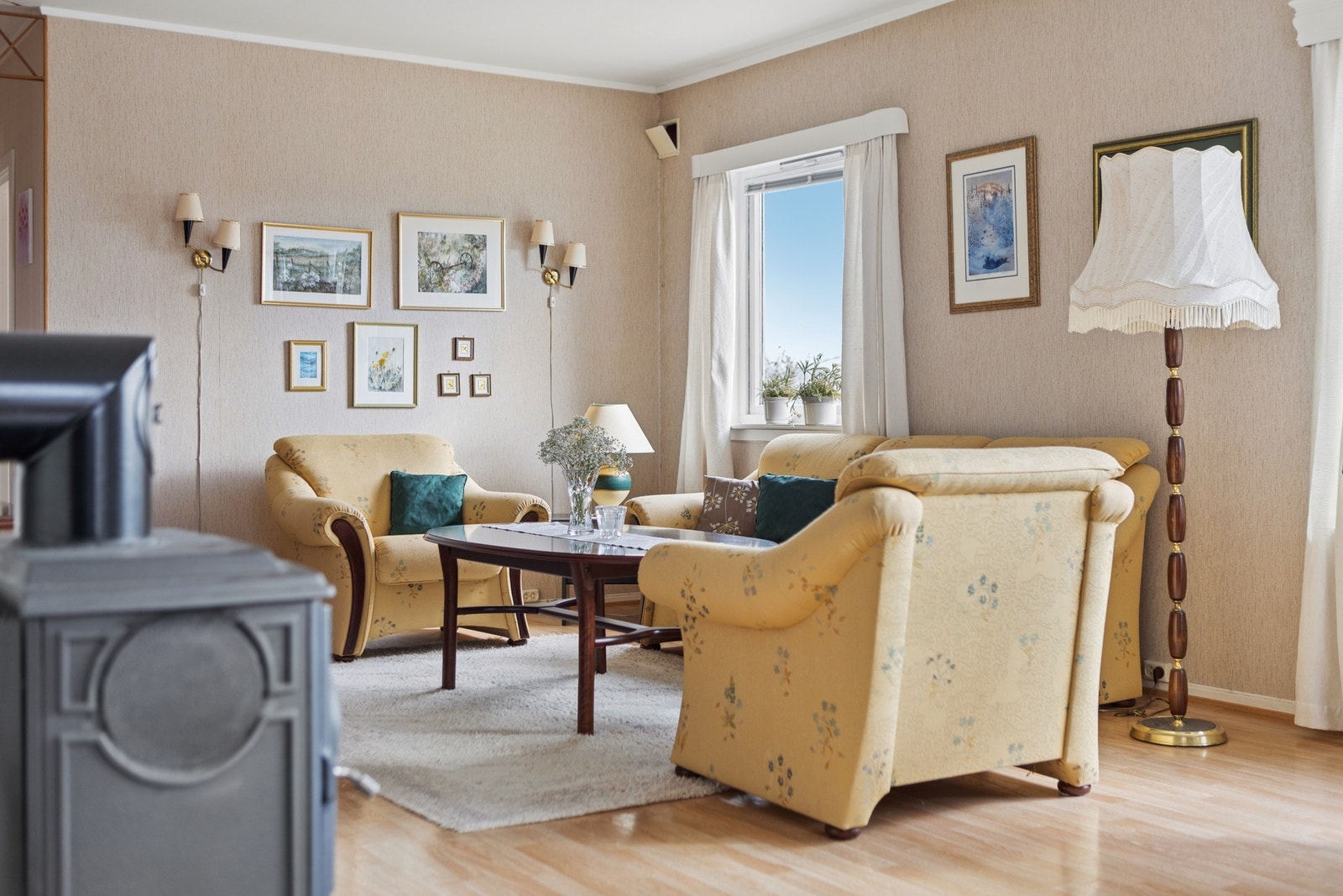 Det har tidligere vært soverom i stue hvor sofa er plassert. Galleribilde