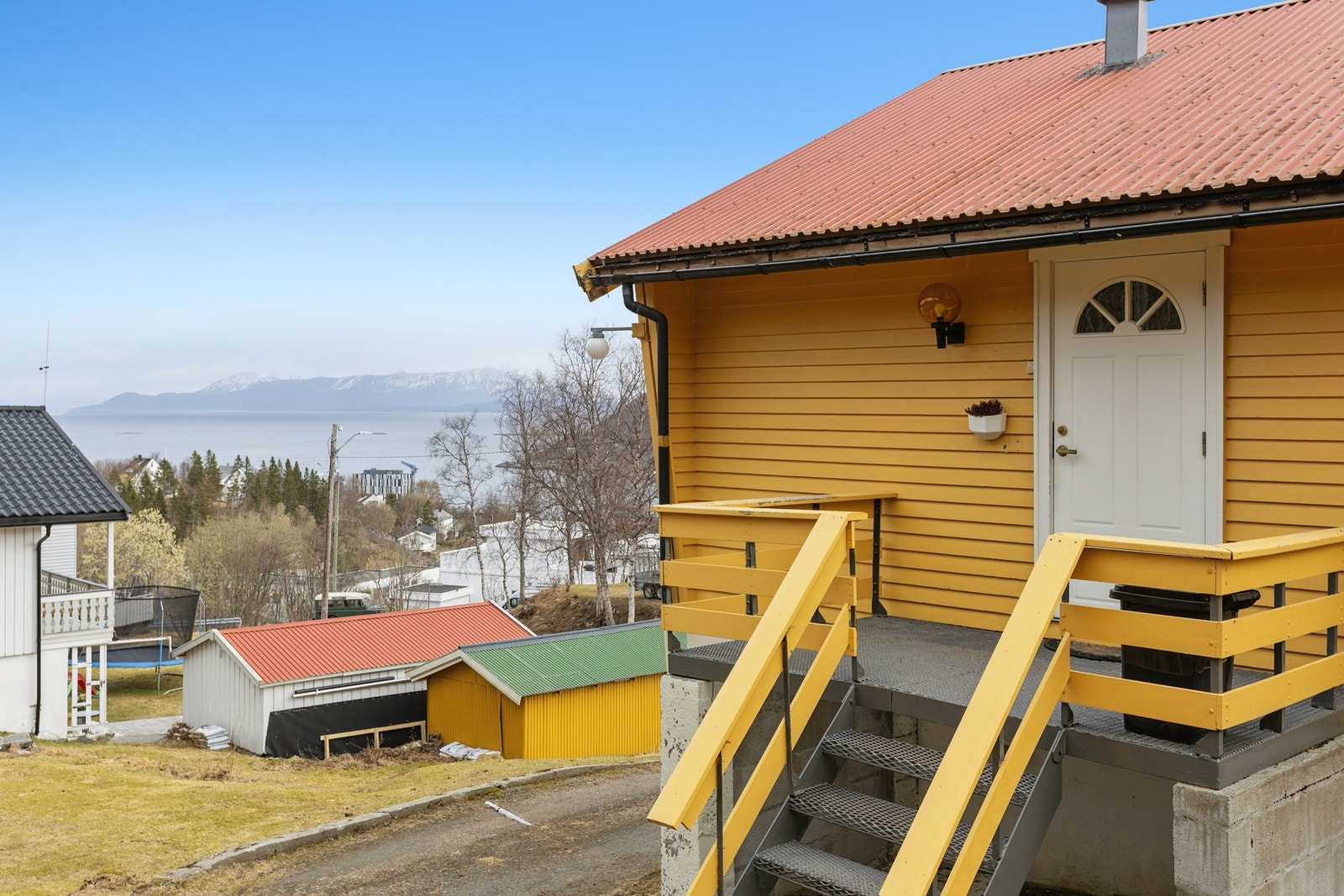 Inngangsparti og parkeringsområde. Flott utsikt herfra. Galleribilde