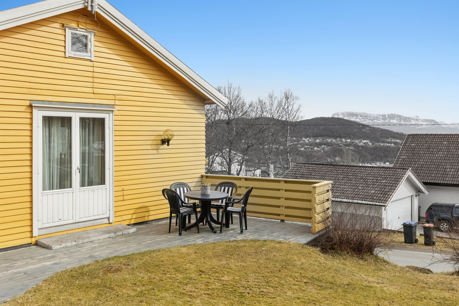 Fra stuen er det utgang til en terrasse og hage. Her er det god plass til utemøbler. Galleribilde