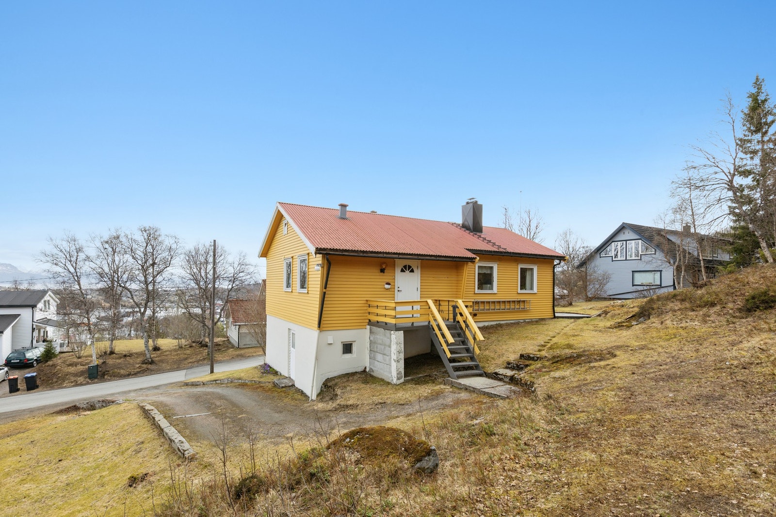 Hovedinngang mot skjermet bakside som grenser til friareal. Galleribilde