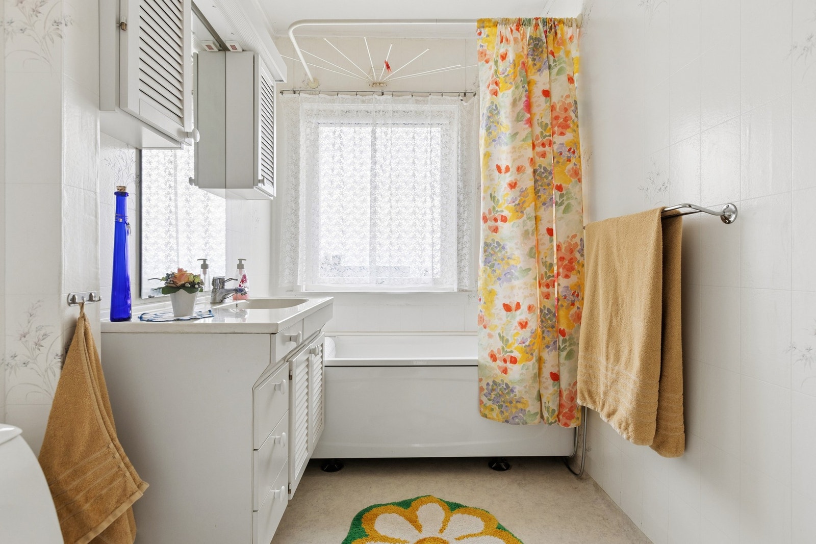 Badet er utstyrt med badekar, innredning og toalett. Galleribilde