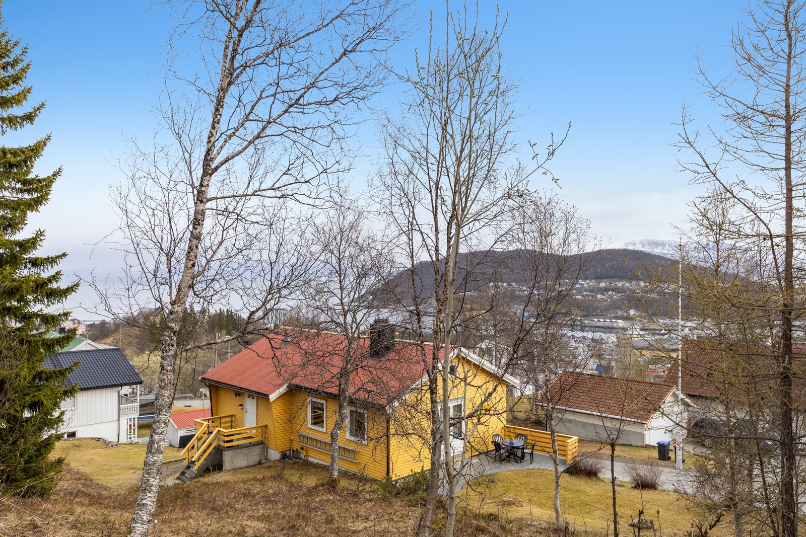 Eneboligen ligger høyt og fritt i terrenget. Tomten er vel 1100 kvm noe som gir deg god boltreplass. Galleribilde