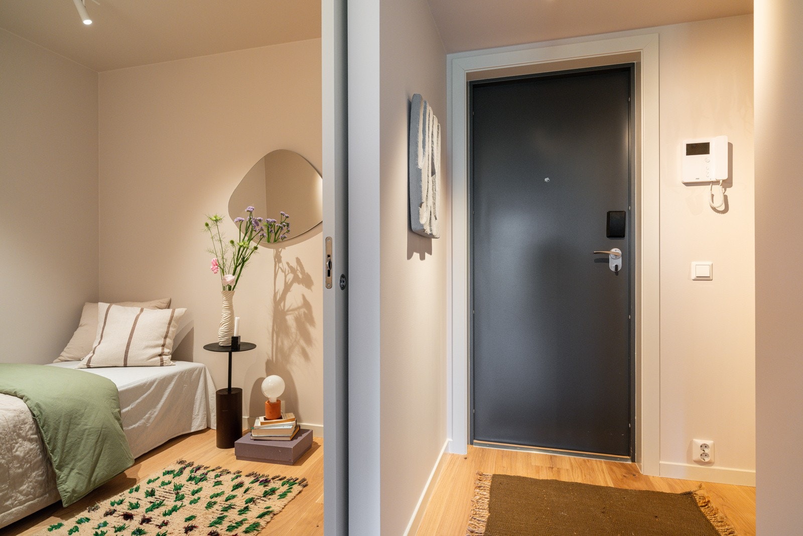 Fra entréen har du adkomst til en praktisk sovealkove som er adskilt med skyvedør. Galleribilde