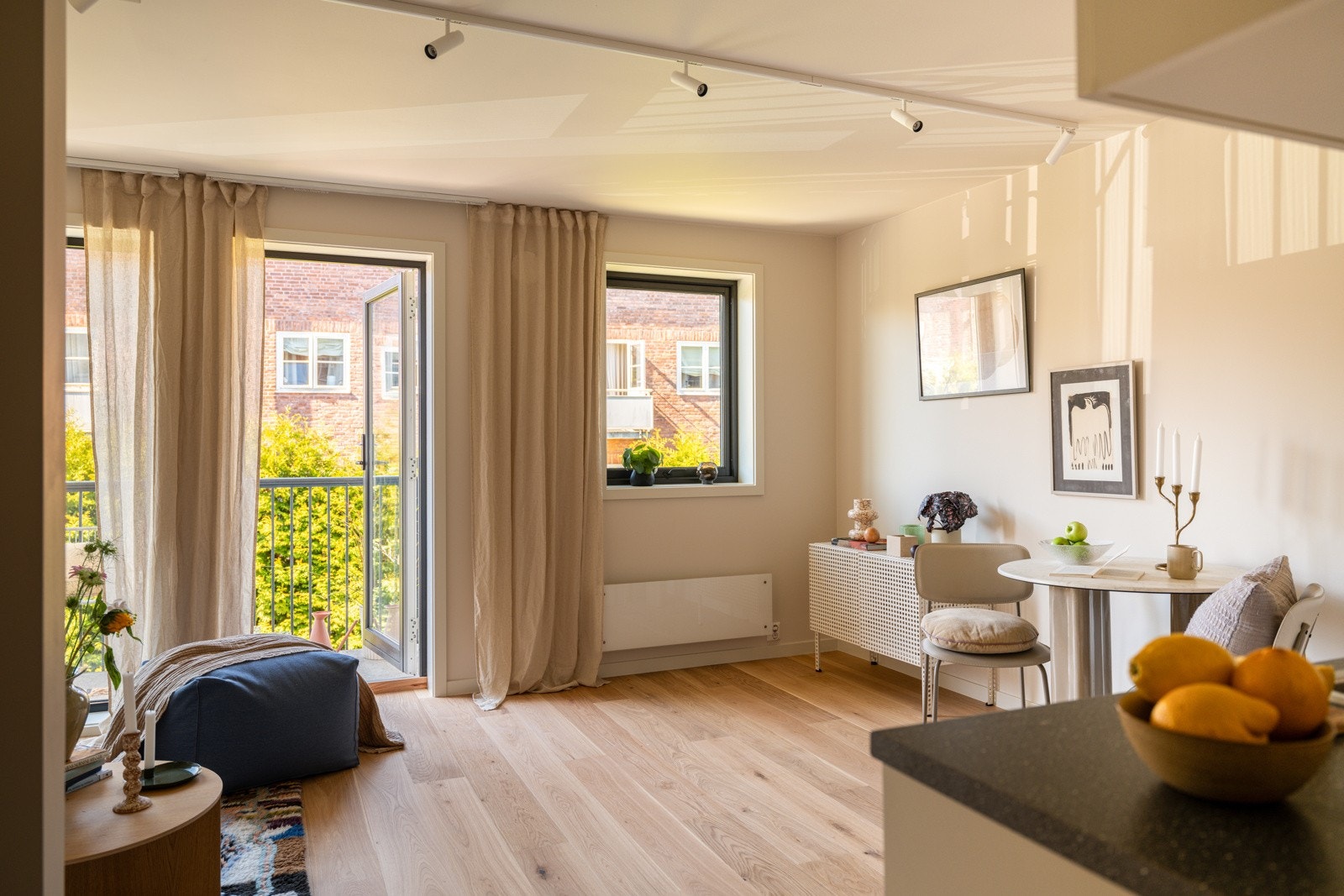 Alle vinduene i leiligheten har 3-lags isolerglass og sorte karmer som gir et stilrent og moderne uttrykk. Galleribilde