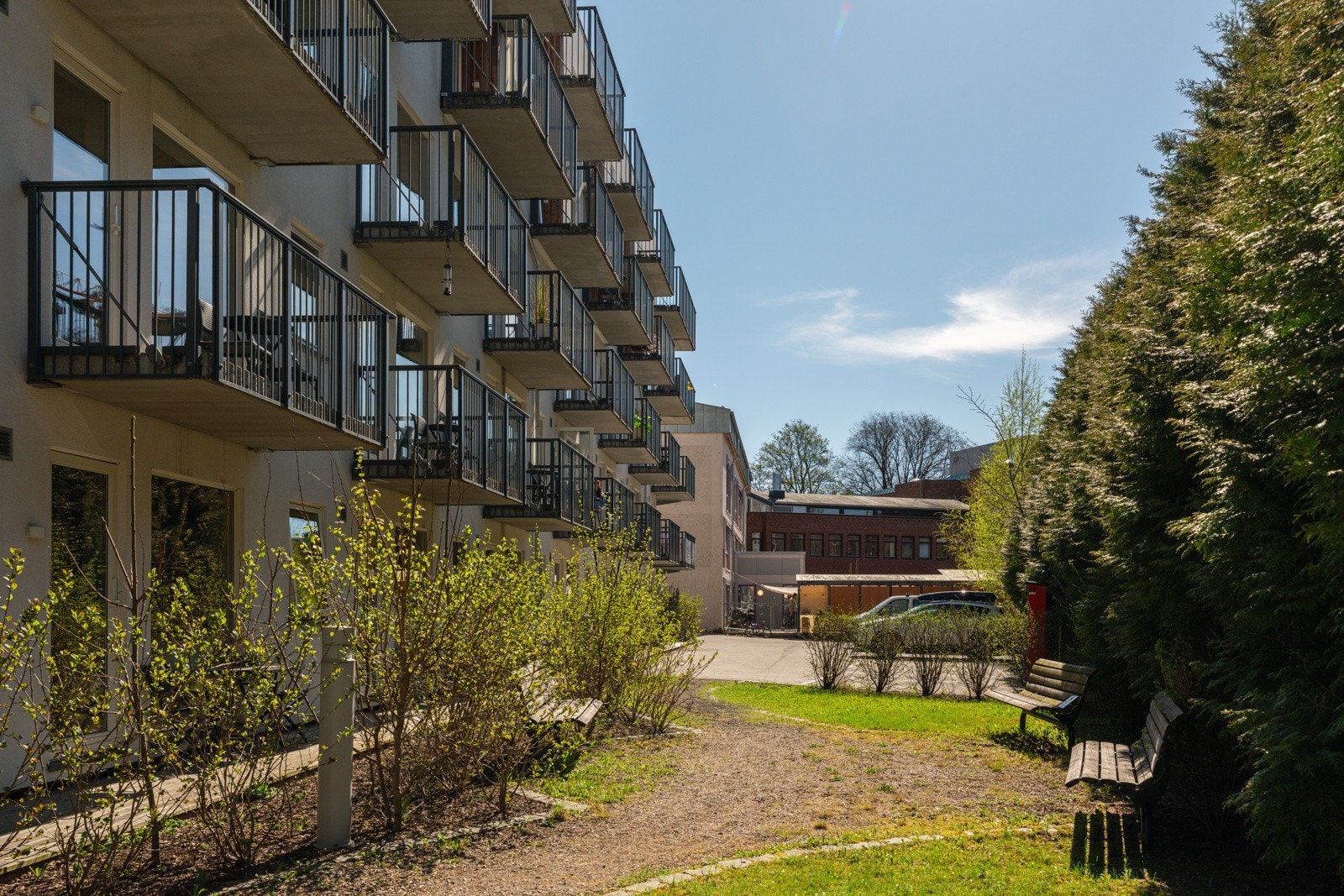 Leiligheten ligger på Fagerborg, et attraktivt boligområde med klassisk byarkitektur og etablert bomiljø. Området har nærhet til parker samt Majorstuen, St. Hanshaugen og Bislett, som gir en fin balanse mellom byliv og rekreasjon. Galleribilde