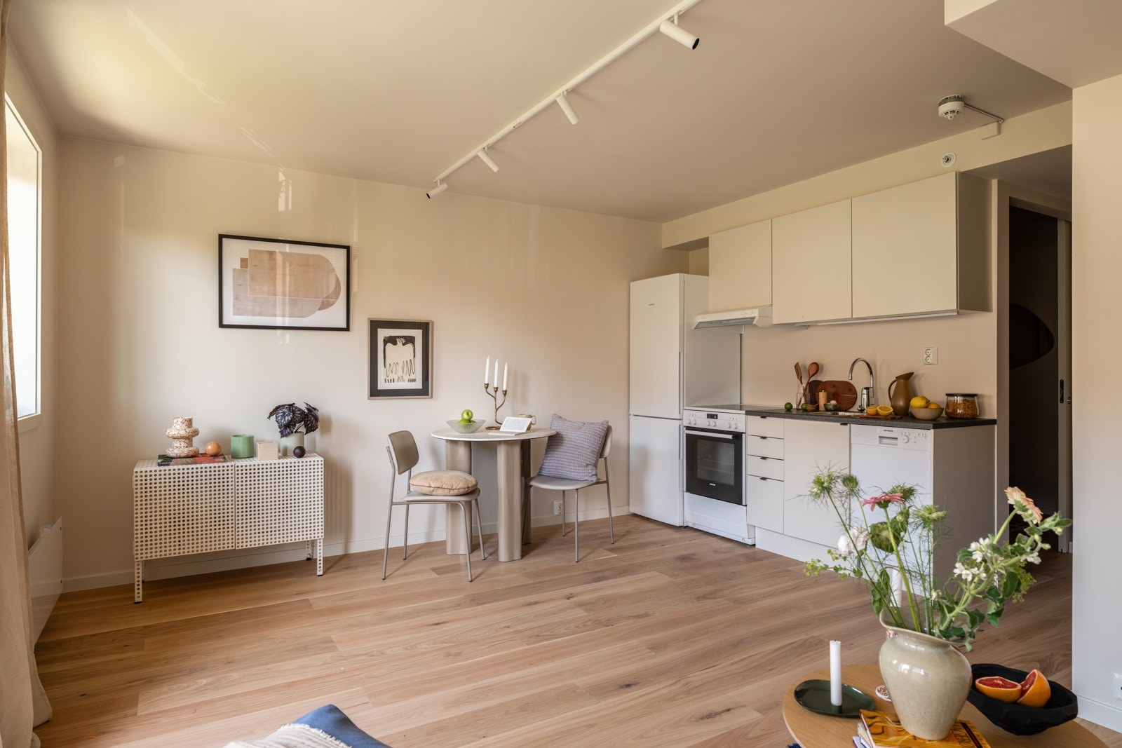 Stuen er det naturlige oppholdsrommet i leiligheten, og er et lyst og fint rom for både avkobling og hygge. Galleribilde