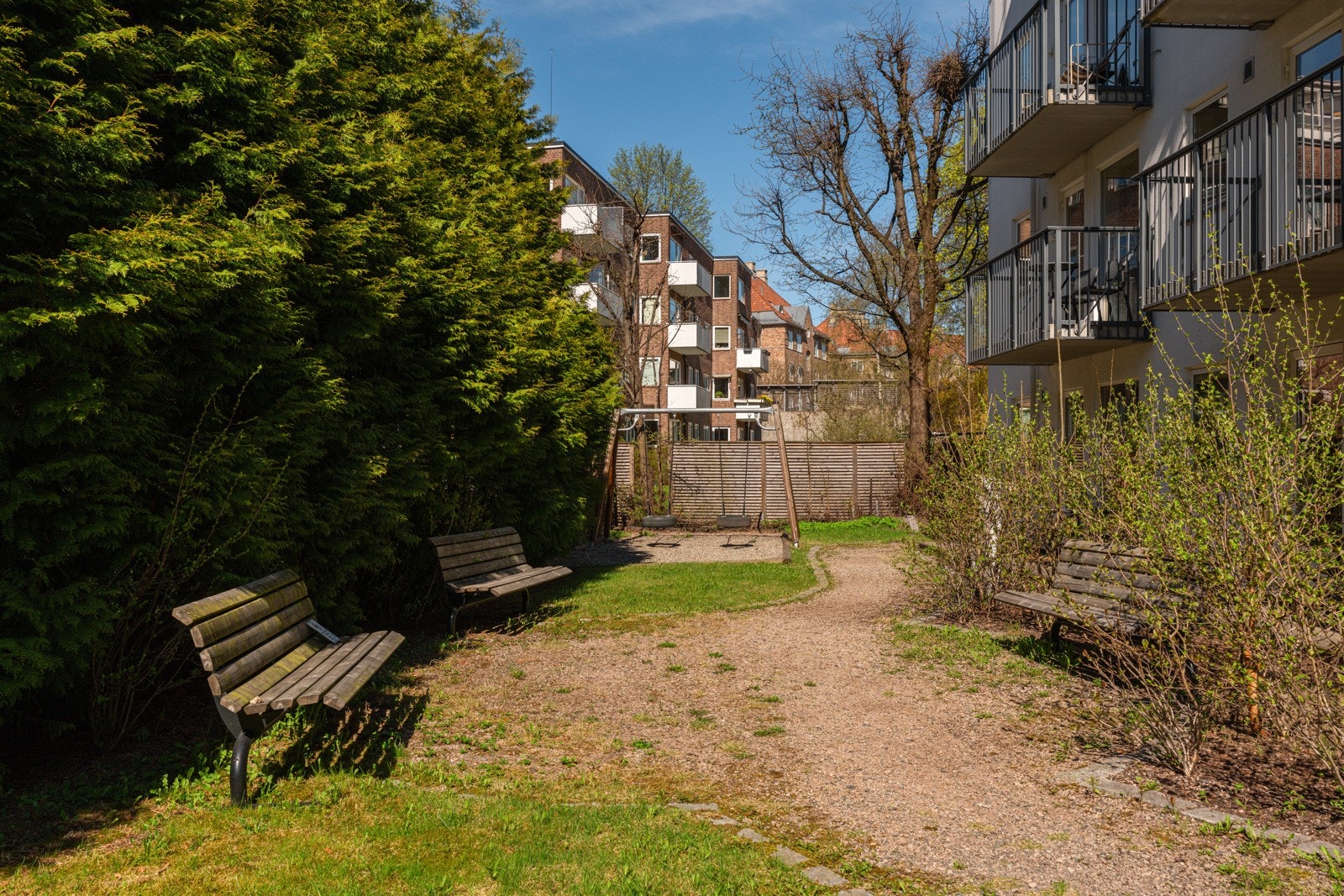 Hyggelige fellesaraler med sittebenker. Galleribilde