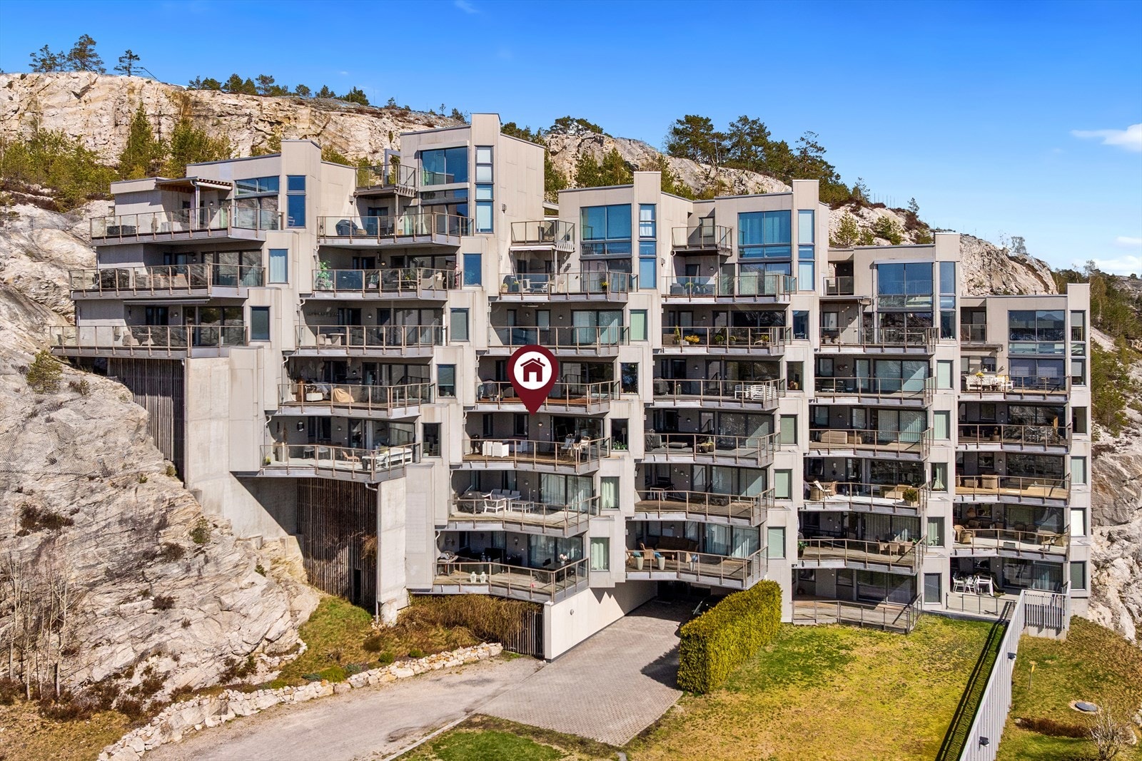 Sørvestvendt selveierleil i 4.etg (heis) med fin sjøutsikt, båtplass og garasjeplass. Galleribilde