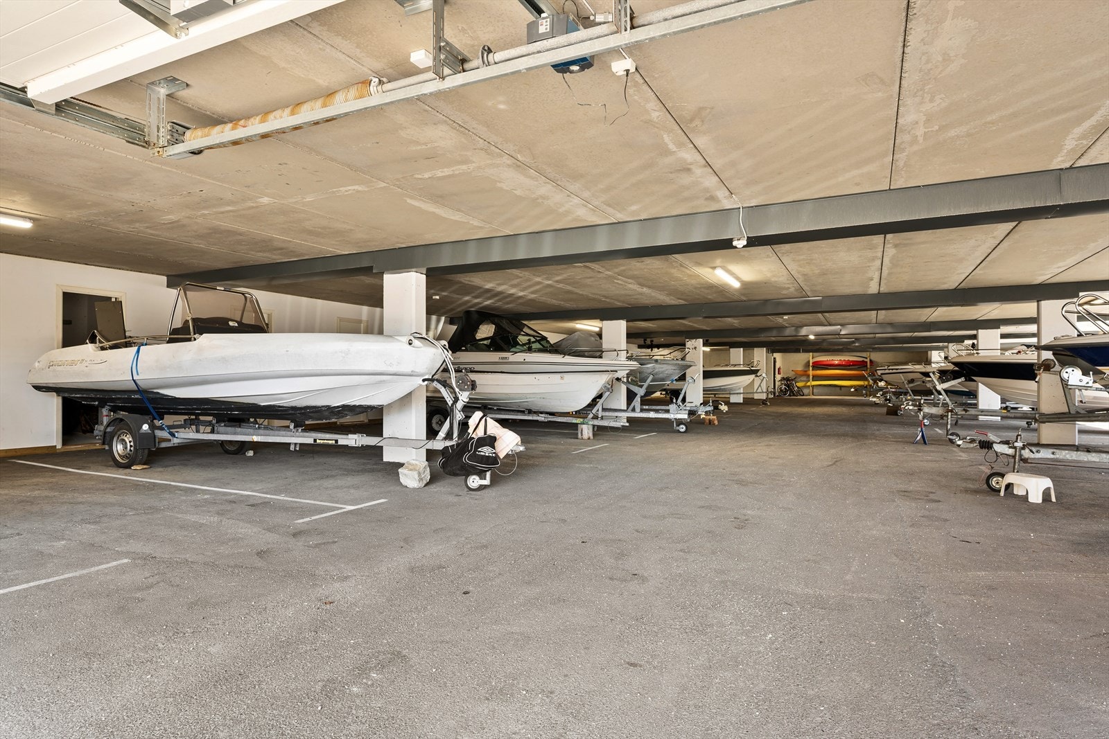 Det medfølger en garasjeplass i underetasjen på bygget/felleshagen. Galleribilde