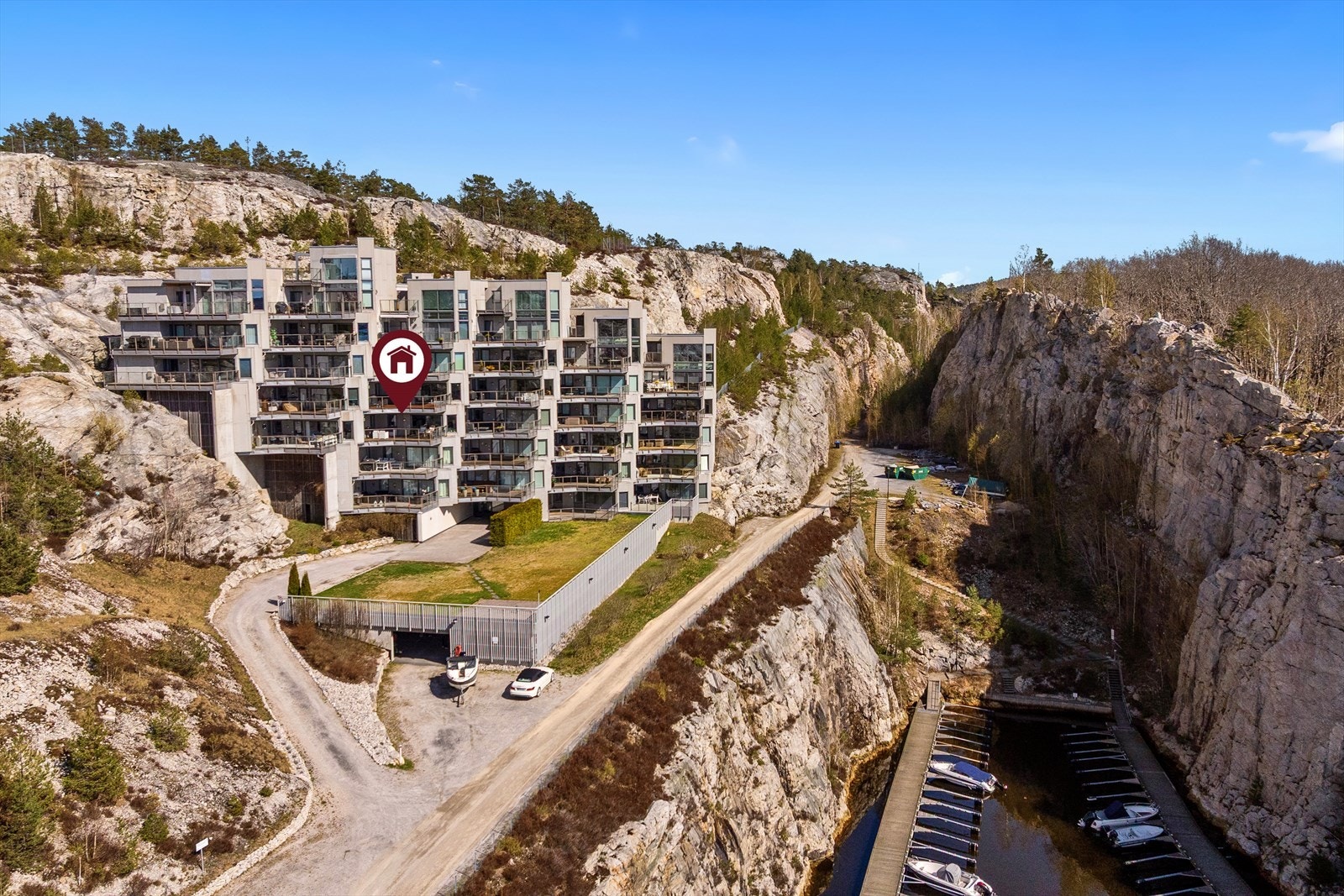 Det er kun 3 minutters gange ned til sjøen hvor du har en egen båtplass i båtanlegget "Synken", og kun et par minutters gange til den populære stranden kalt "Grisen". Galleribilde