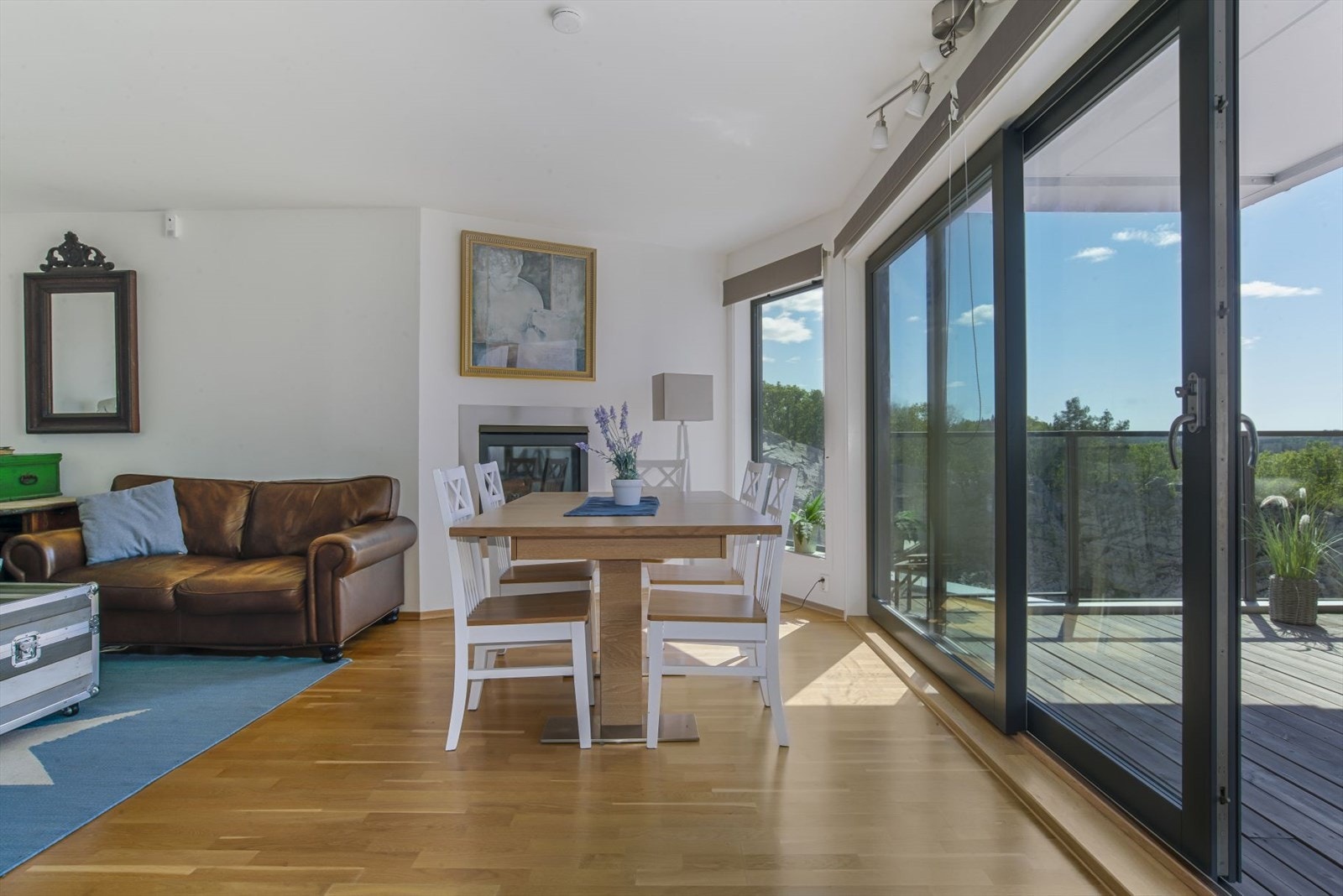 Det er satt inn rullgardiner på stuevinduer, som skjermer for sol. Galleribilde