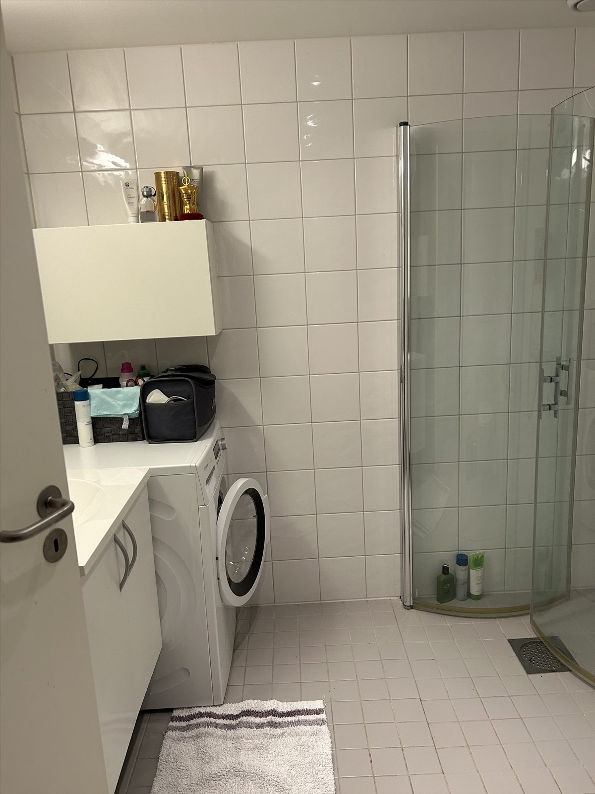 Badet er flislagt med varmekabler i gulv og inneholder wc, servant med underskap og speil, dusjhjørne og opplegg til vaskemaskin. Galleribilde