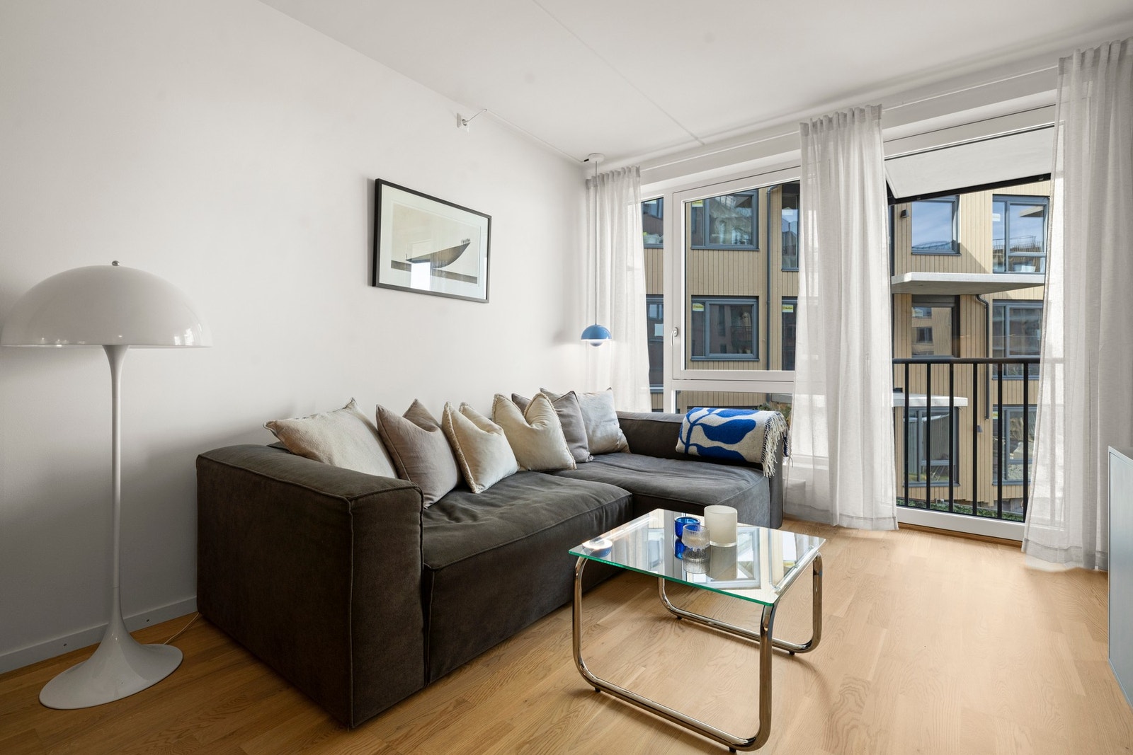 Det er både plass til sofakrok men også spiseplass. Galleribilde