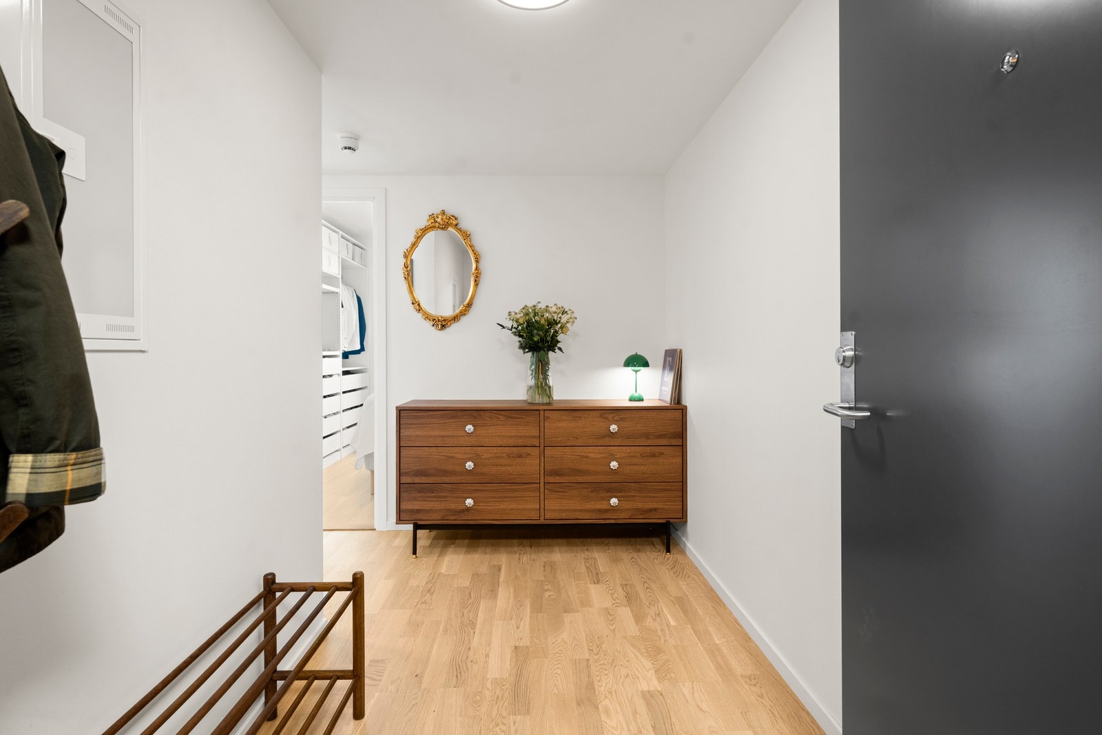 Romslig entré med plass til garderobeskap. Galleribilde