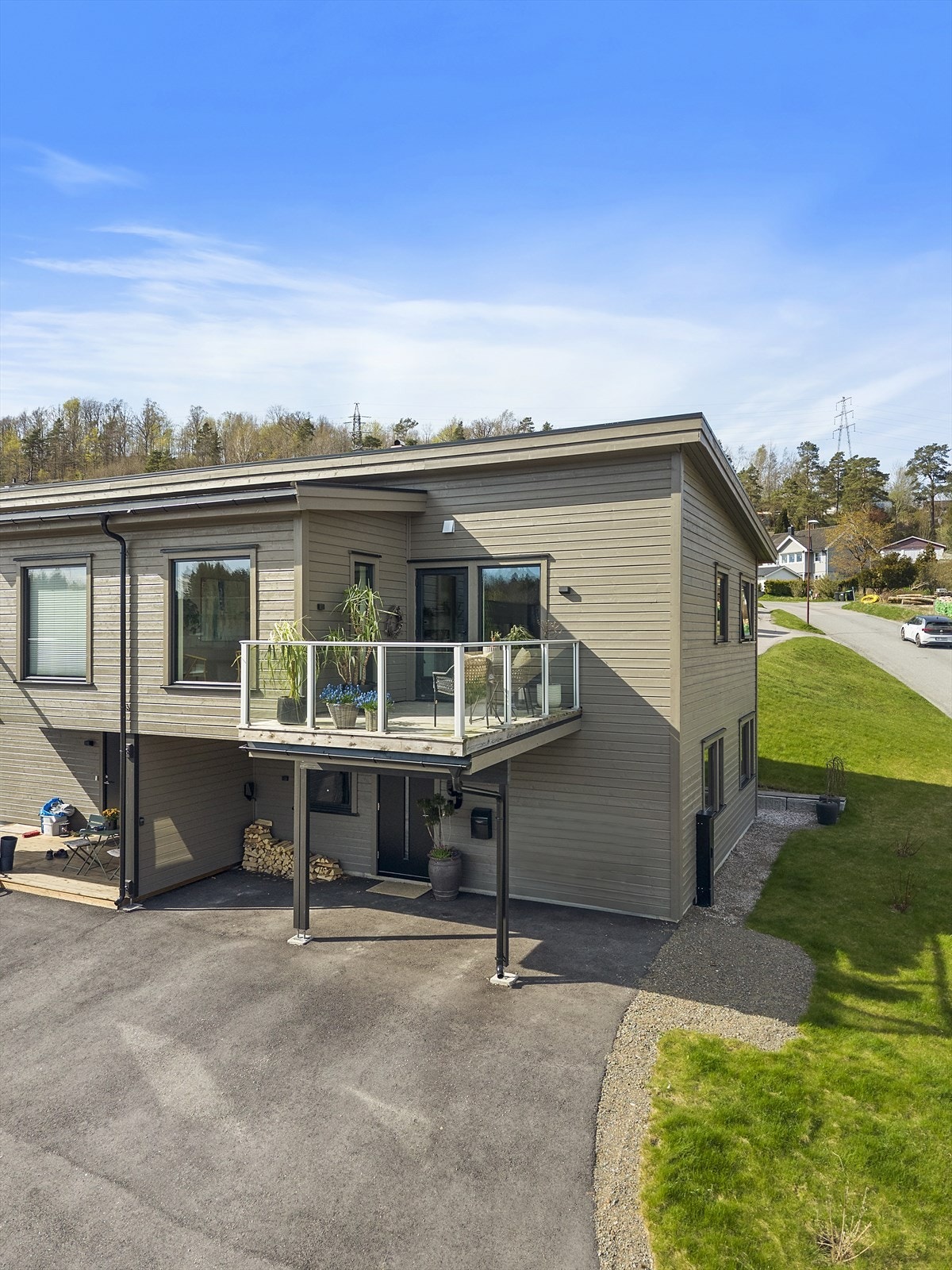 Gode parkeringsmuligheter utenfor boligen. Det er montert lader til elbil på husveggen Galleribilde