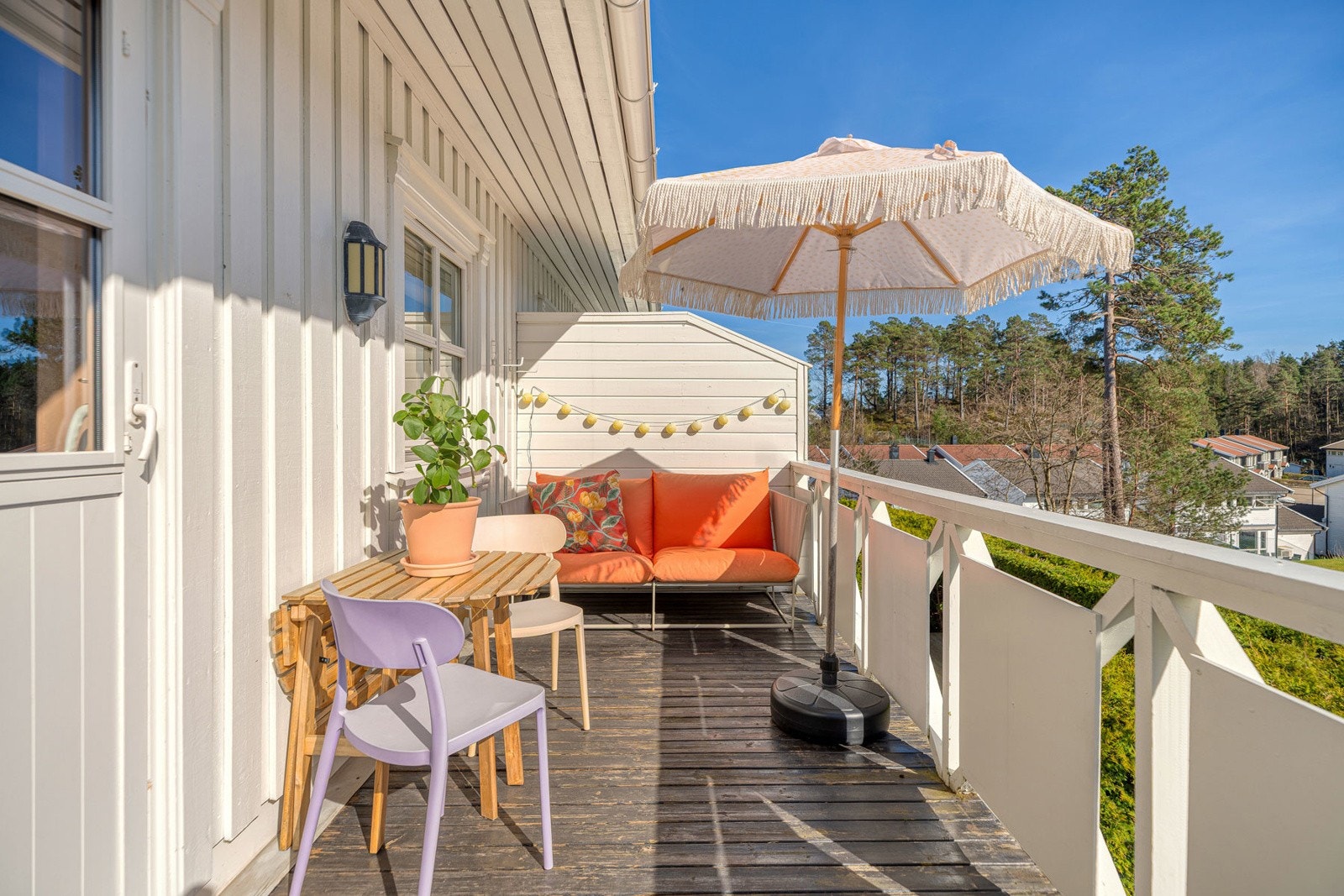 Plass til en liten sofa, parasol og grill. Galleribilde