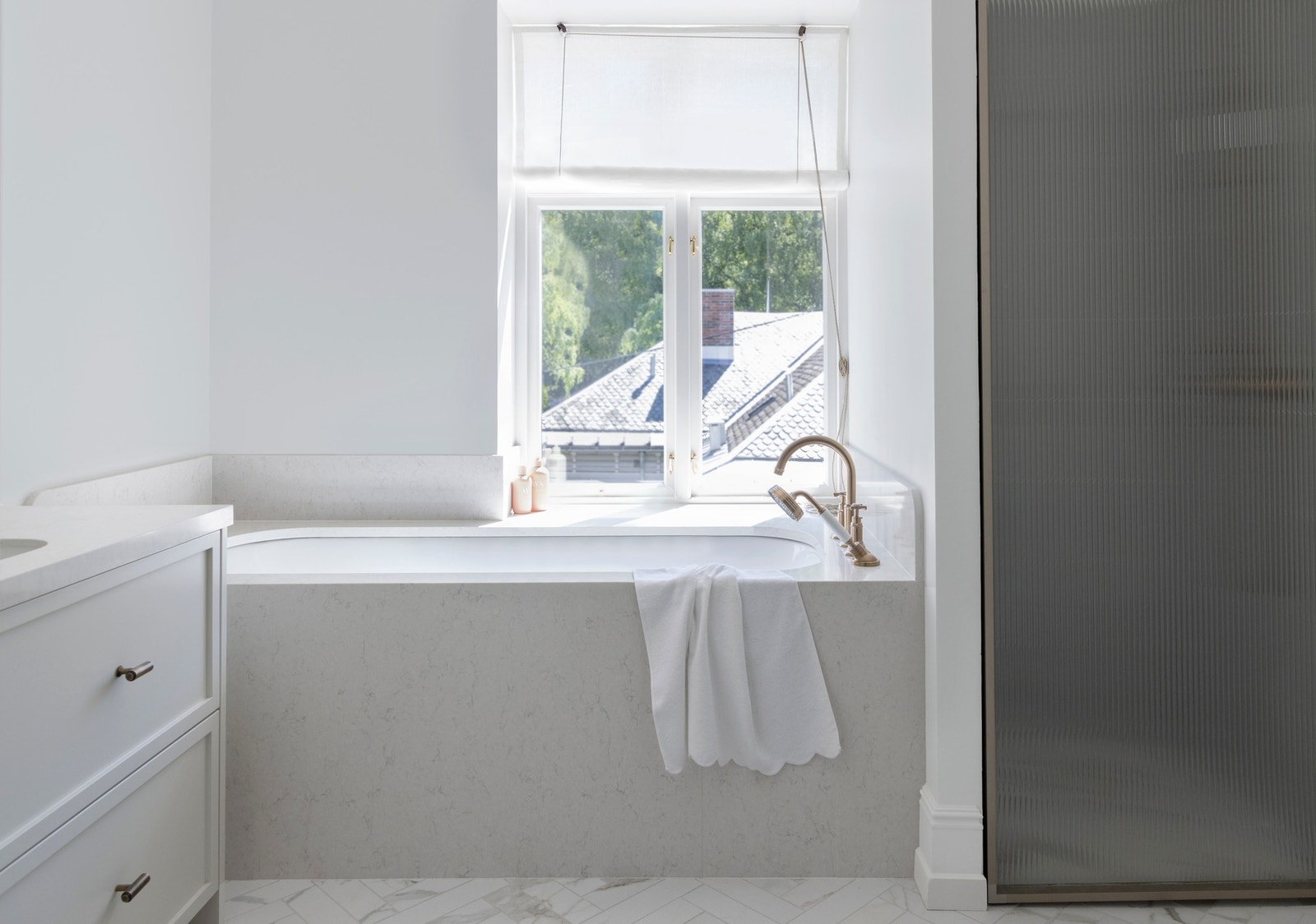 Badet har både badekar, dusjhjørne, samt vegghengt toalett. Galleribilde