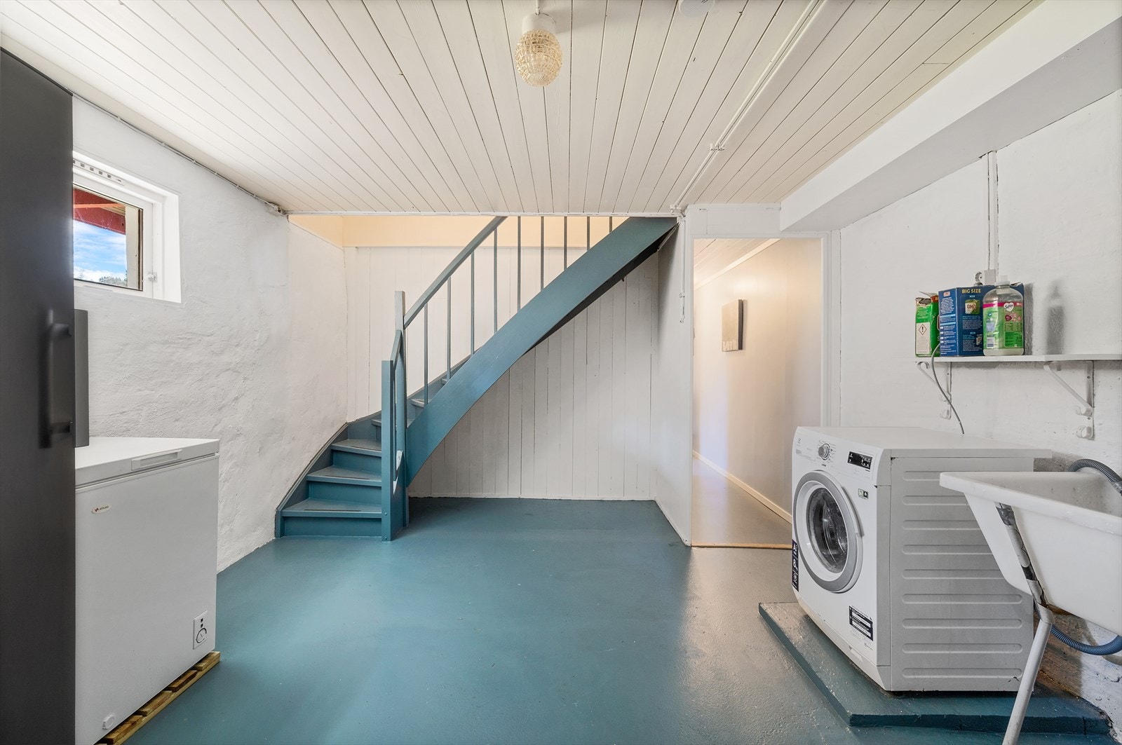 Tar vi trappen ned kommer vi først til vaskerommet Galleribilde