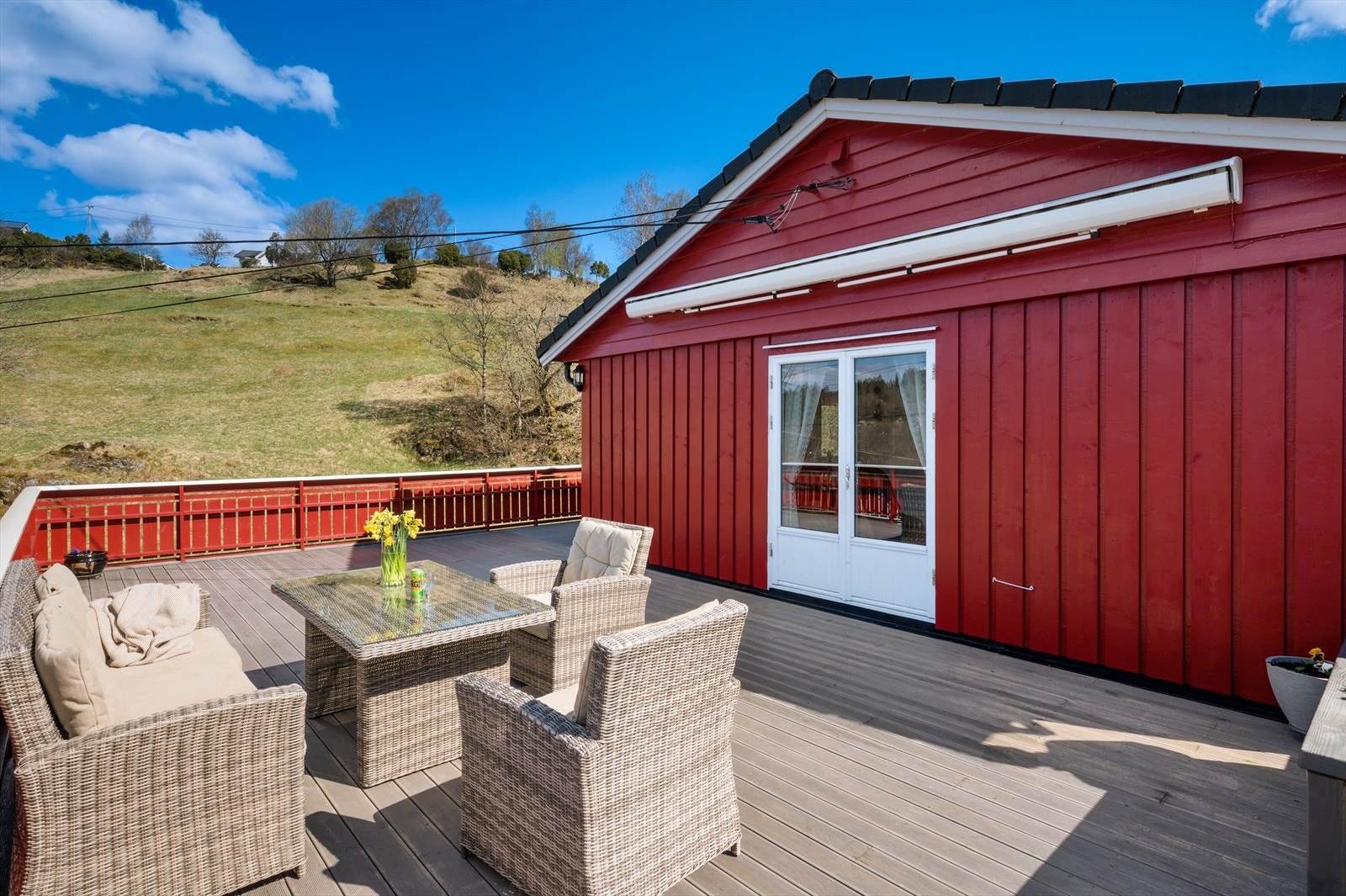 Herlig og solrik terrasse med god plass til hele storfamilien! Galleribilde