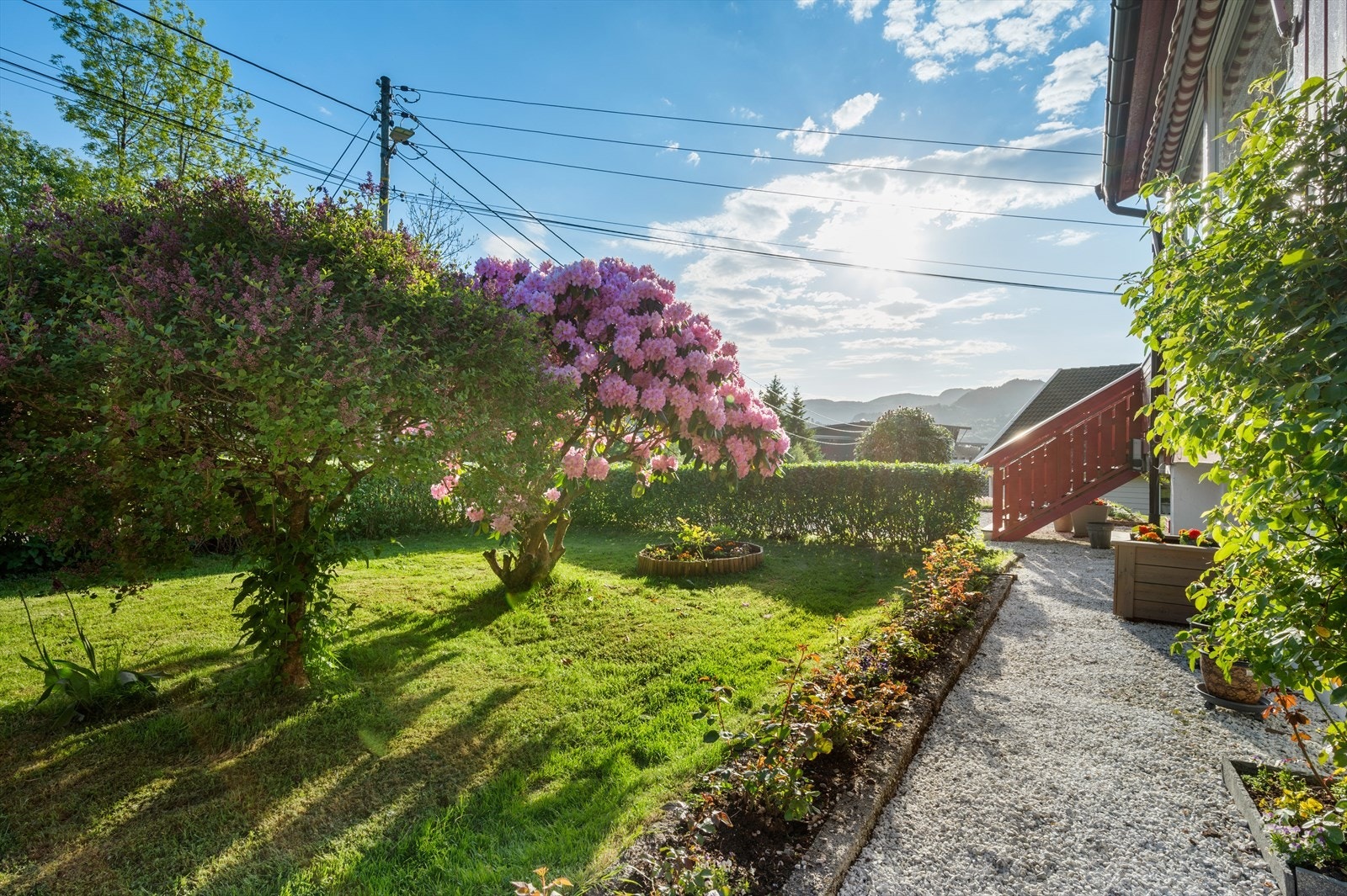 Tomten er svært godt vedlikeholdt, med flotte prydbusker, blomster, hekker og mange frukttrær! Galleribilde