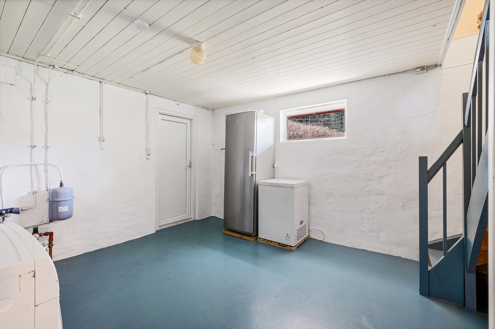 Vaskerommet har egen inngang, svært praktisk når du kommer hjem med barn fra barnehagen eller hunden etter en tur i regnet! Galleribilde