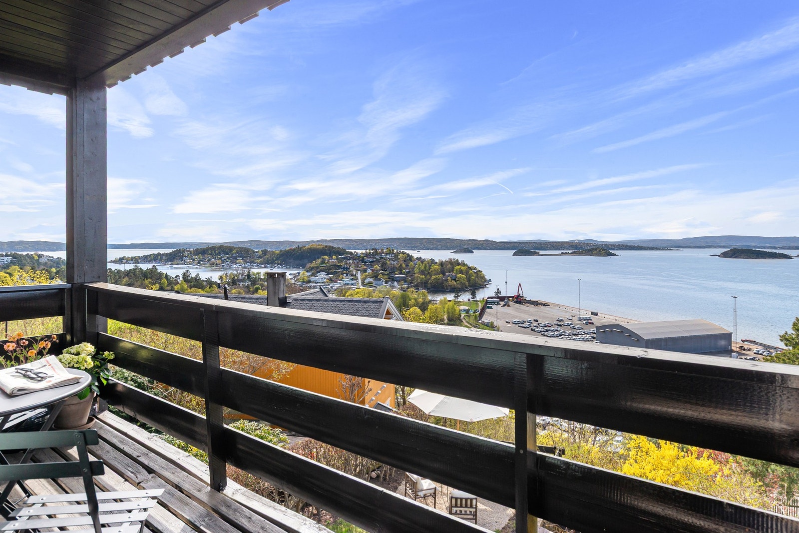Fra balkongen er det fin utsikt ut over Oslofjorden Galleribilde