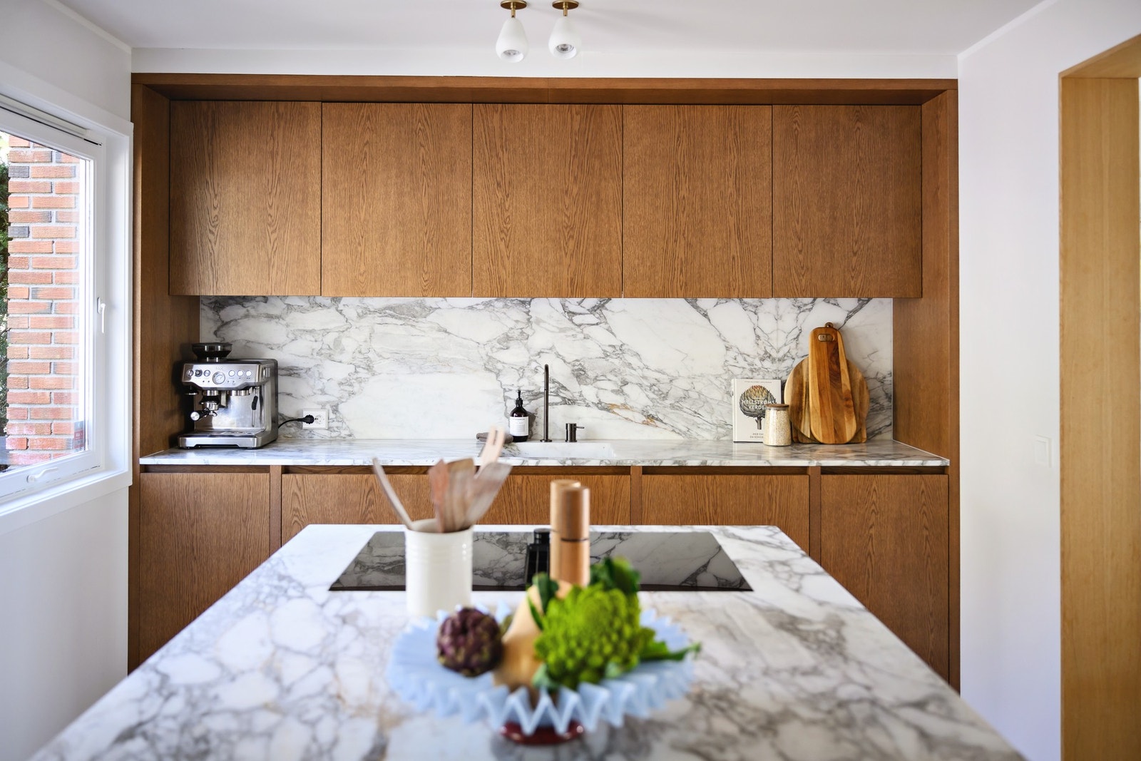Benkeplate, vask og backsplash plate i lys marmor. Galleribilde